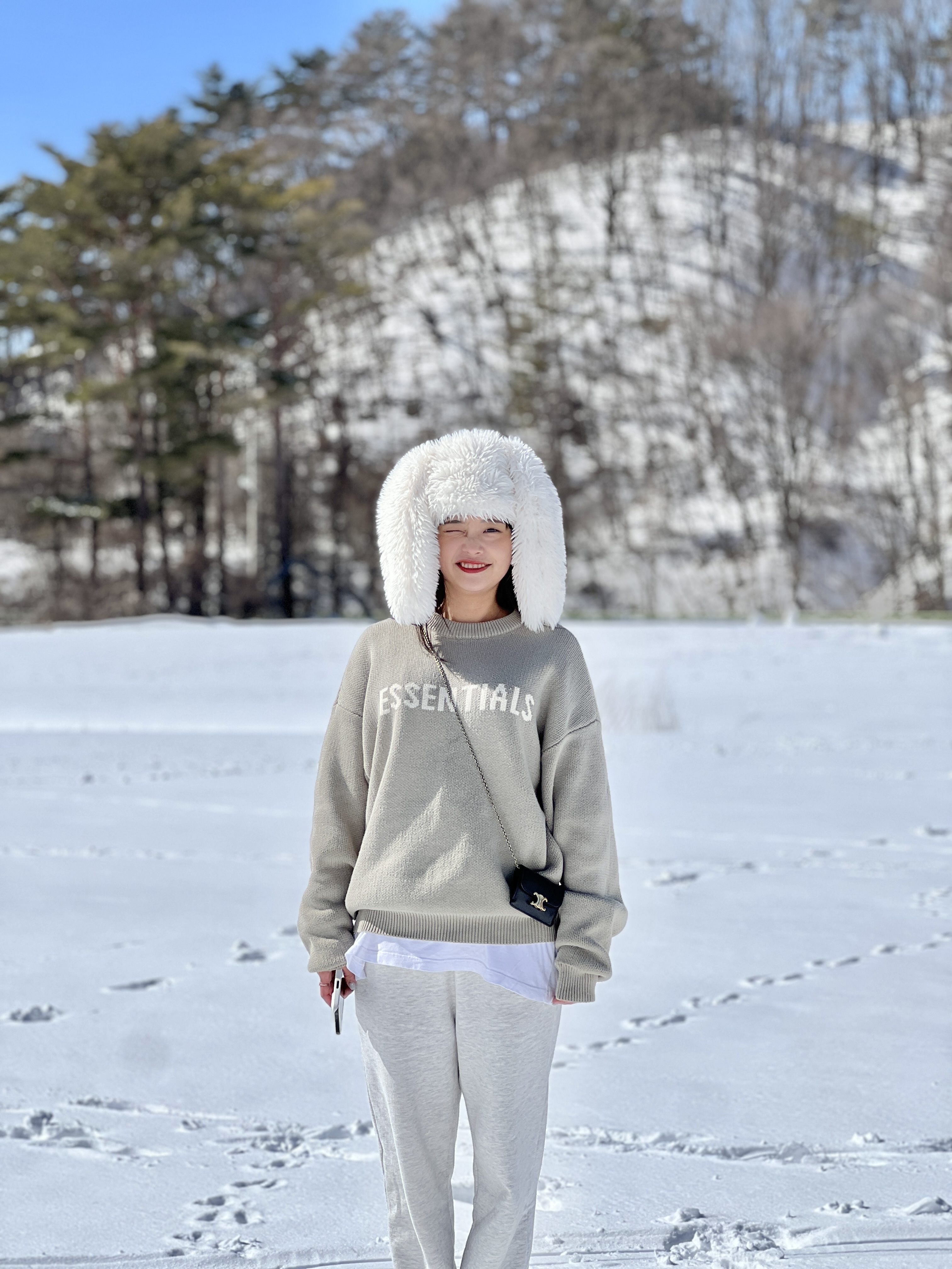 (Kids) Essentials Knit Pull-Over Pistachio - 21FW, Celine Card Holder with Flap in Shiny Calfskin Black 착용 스타일 - 6