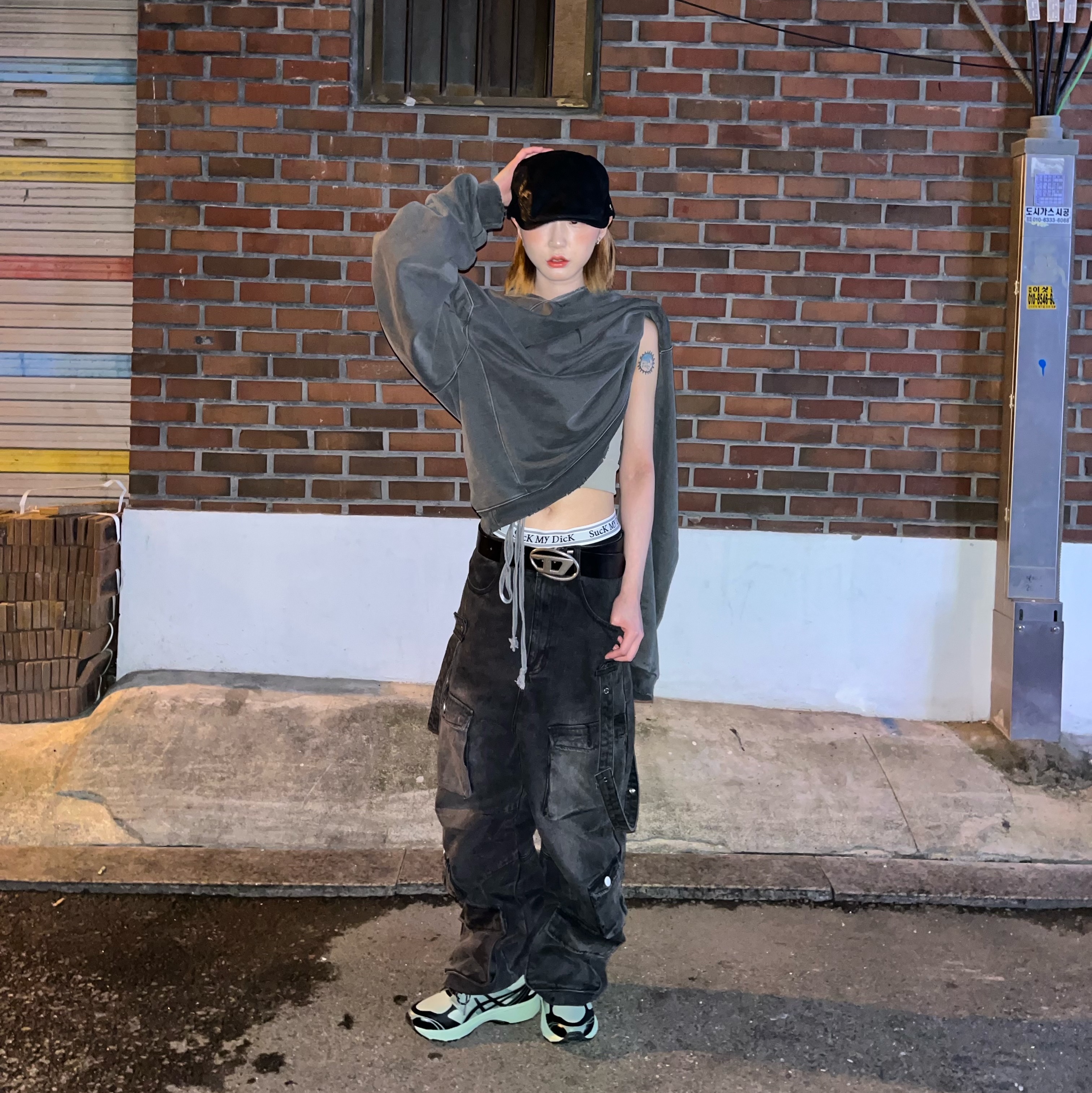 Diesel B-1DR Leather Belt with D Buckle Black, Asics Gel-Terrain Dark Jade Black 착용 스타일