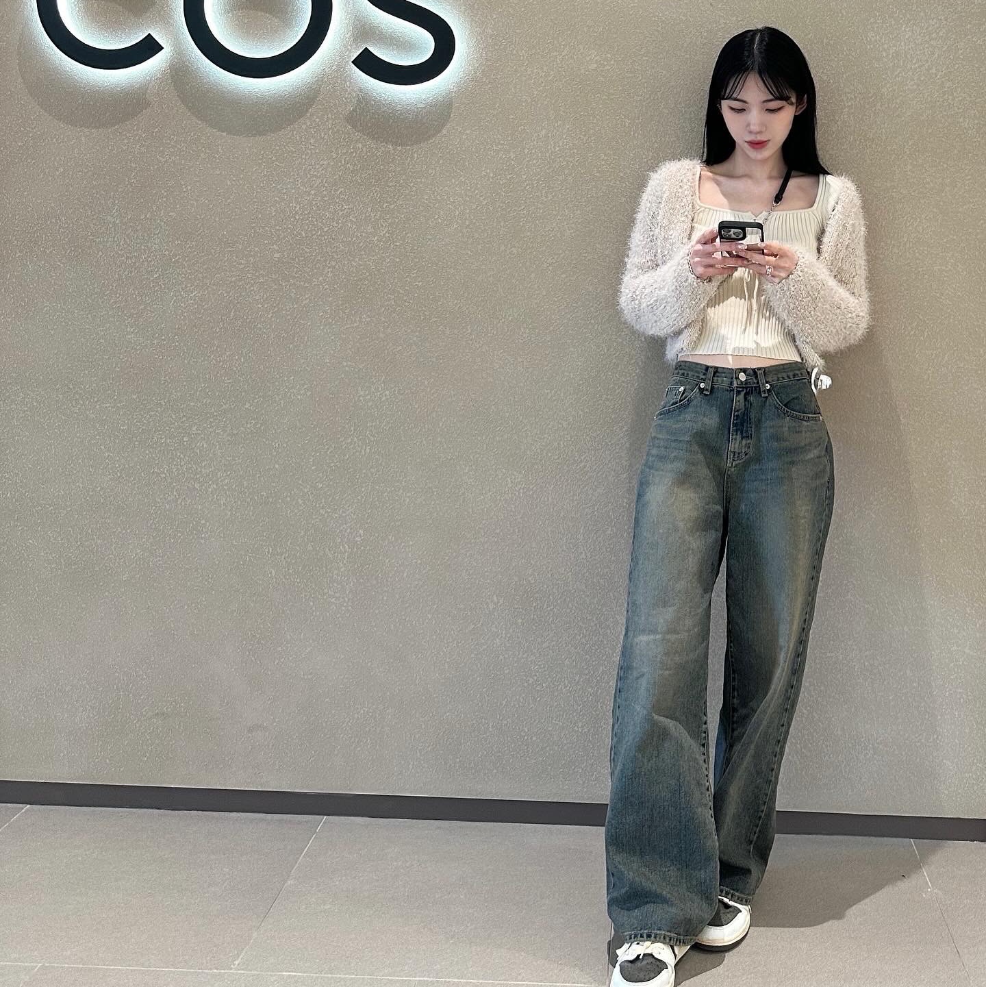 Jordan 1 x Travis Scott Retro Low OG SP Sail and Ridgerock, Maison Margiela 5AC Micro Bag Black 착용 스타일 - 2