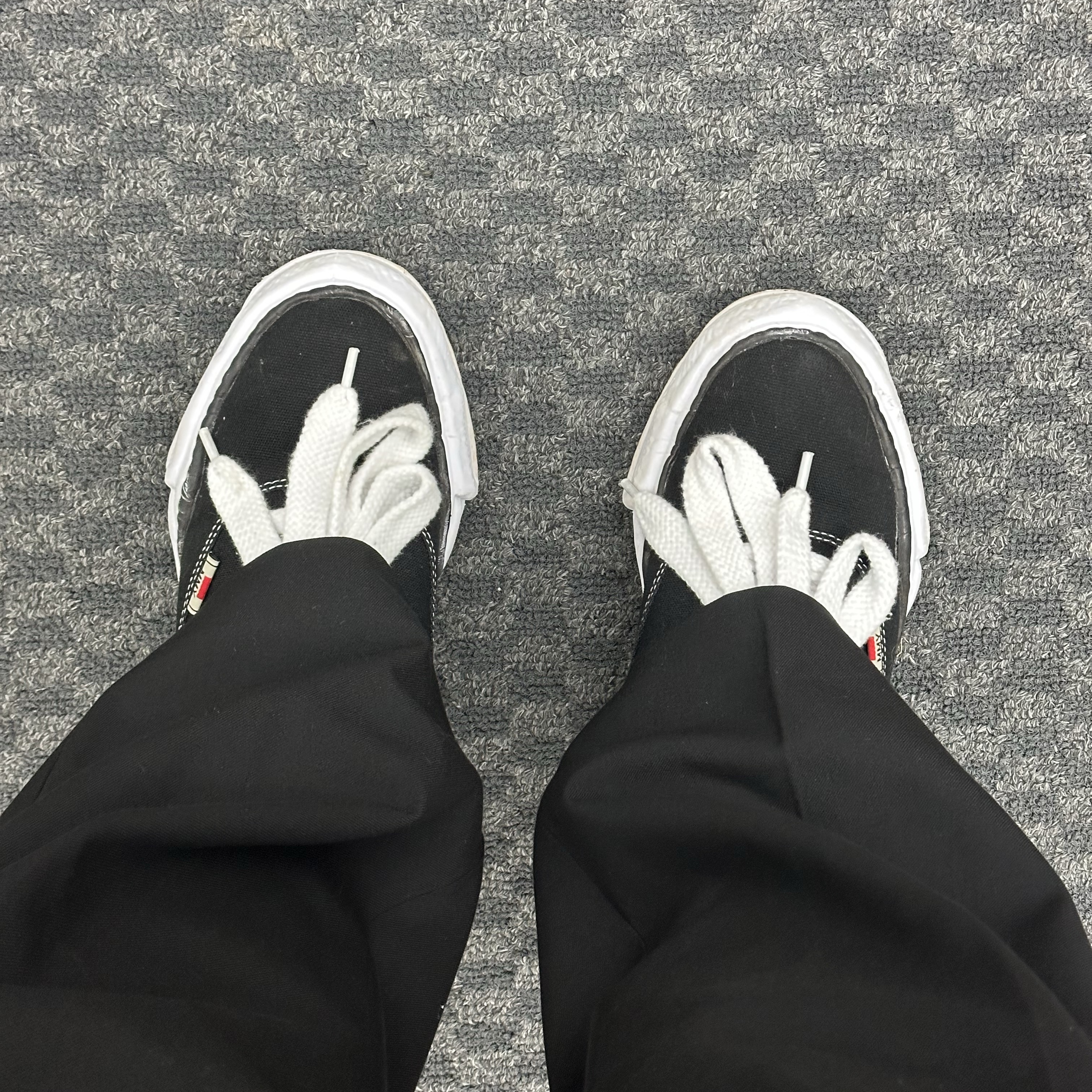 Maison Mihara Yasuhiro Baker OG Sole Canvas Low Cut Sneakers Black 착용 스타일 - 2