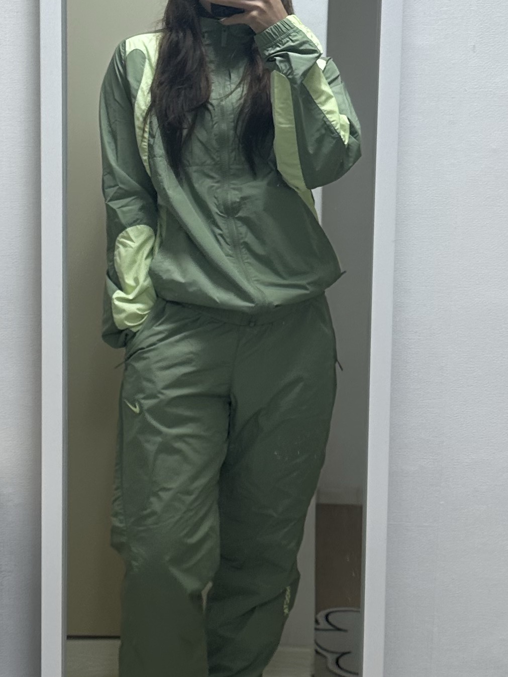 Nike x Drake Nocta Nylon Track Jacket Oil Green (FN7666-386), Nike x Drake Nocta Woven Track Pants Oil Green (FN7668-386) 착용 스타일 - 5