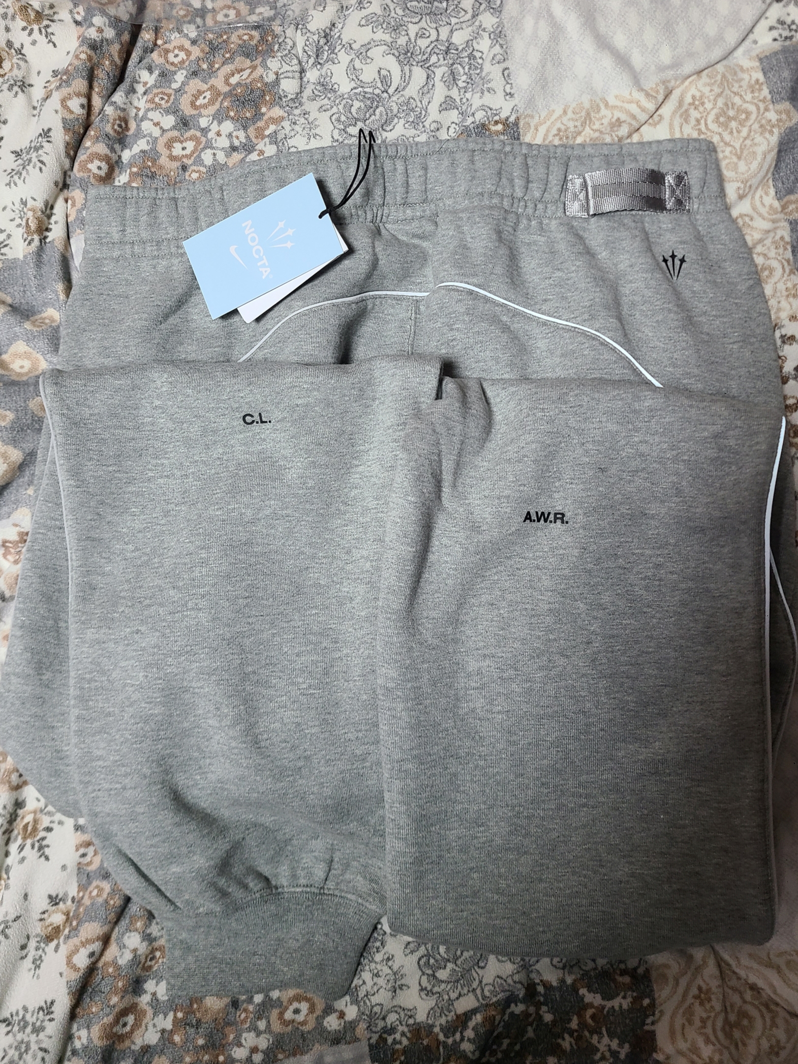 Nike x Drake Nocta Fleece Pants Dark Heather Grey (FN7661-063) 착용 스타일 - 2
