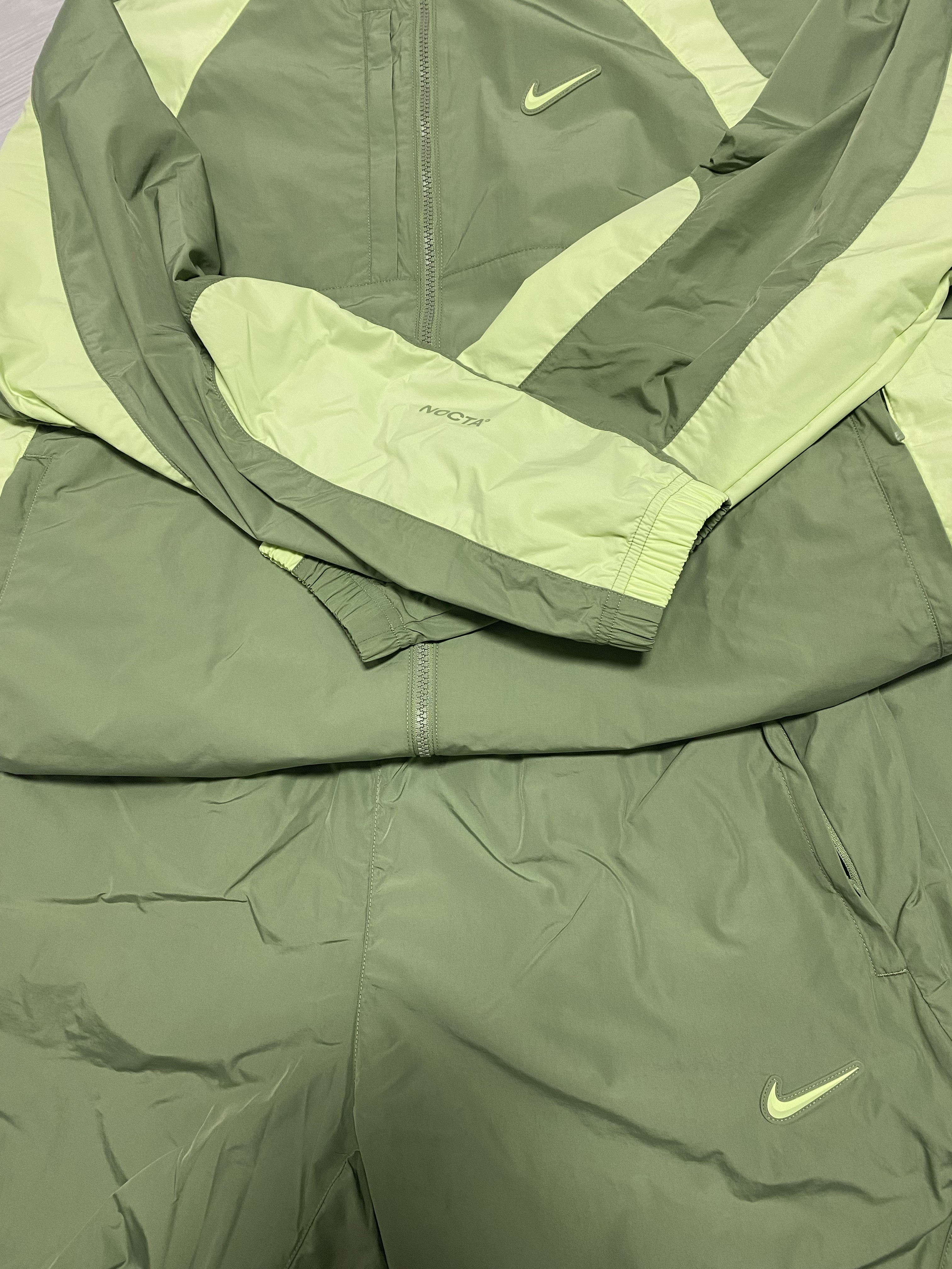 Nike x Drake Nocta Nylon Track Jacket Oil Green (FN7666-386), Nike x Drake Nocta Woven Track Pants Oil Green (FN7668-386) 착용 스타일 - 3