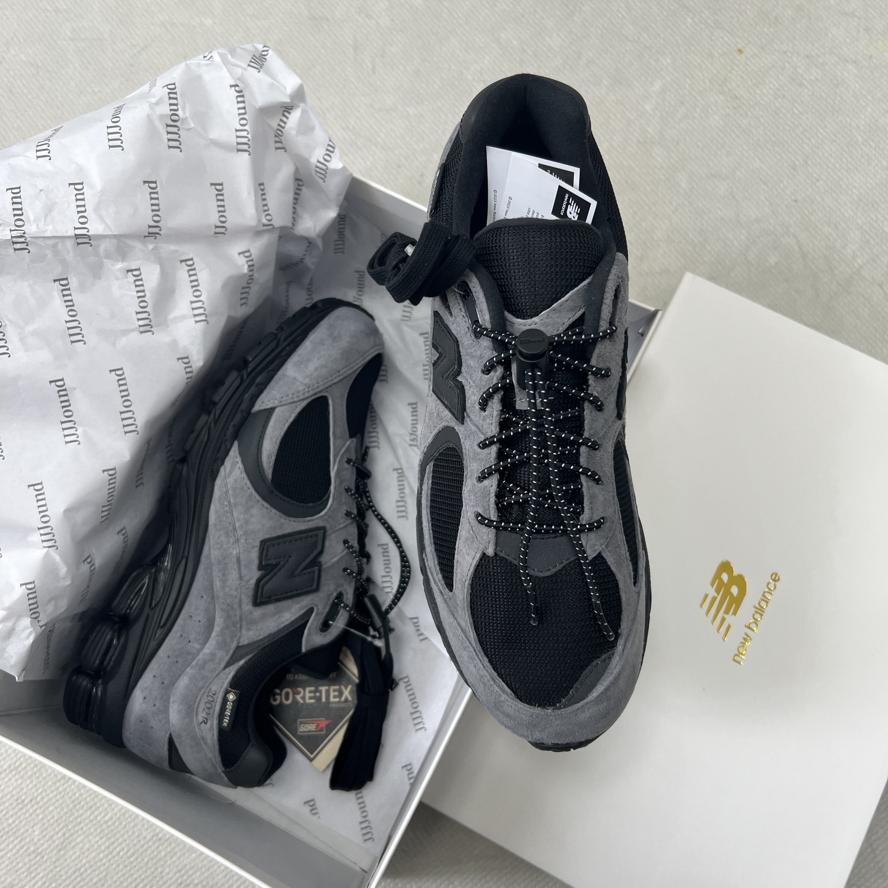 New Balance x JJJJound 2002R Gore-Tex Charcoal 착용 스타일