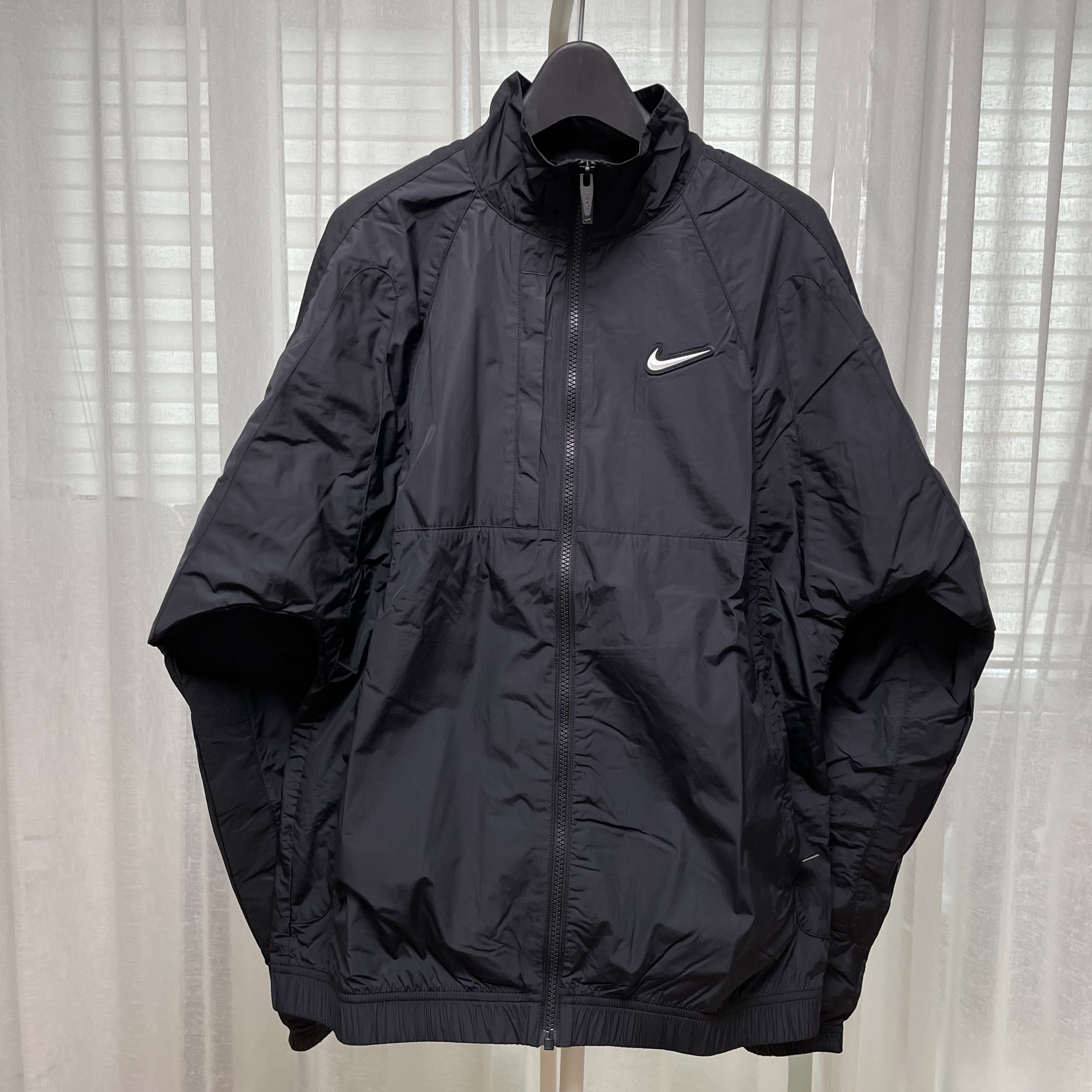 Nike x Drake Nocta Nylon Track Jacket Black (FN7666-010) 착용 스타일 - 1