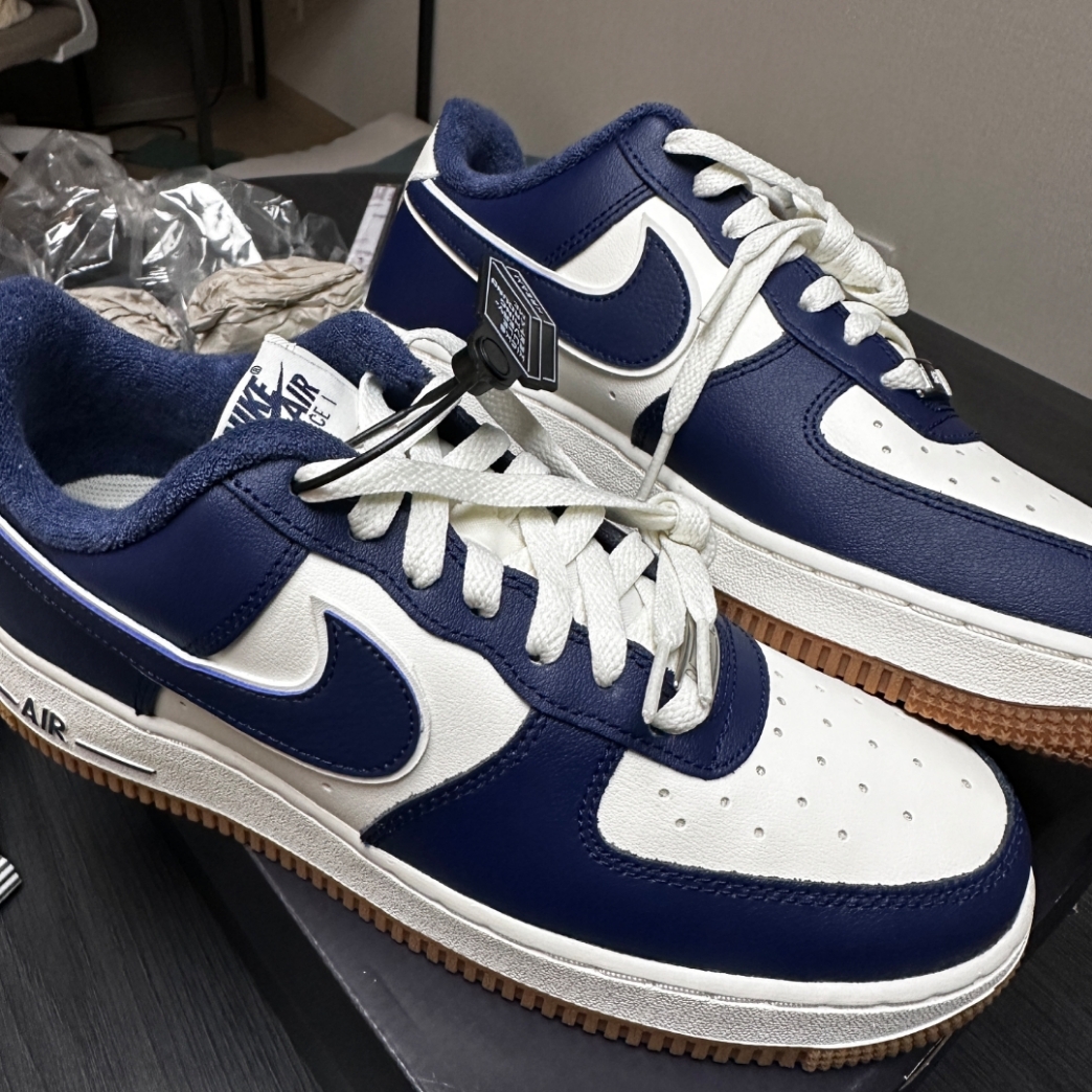 Nike Air Force 1 '07 LV8 Midnight Navy 착용 스타일 - 1