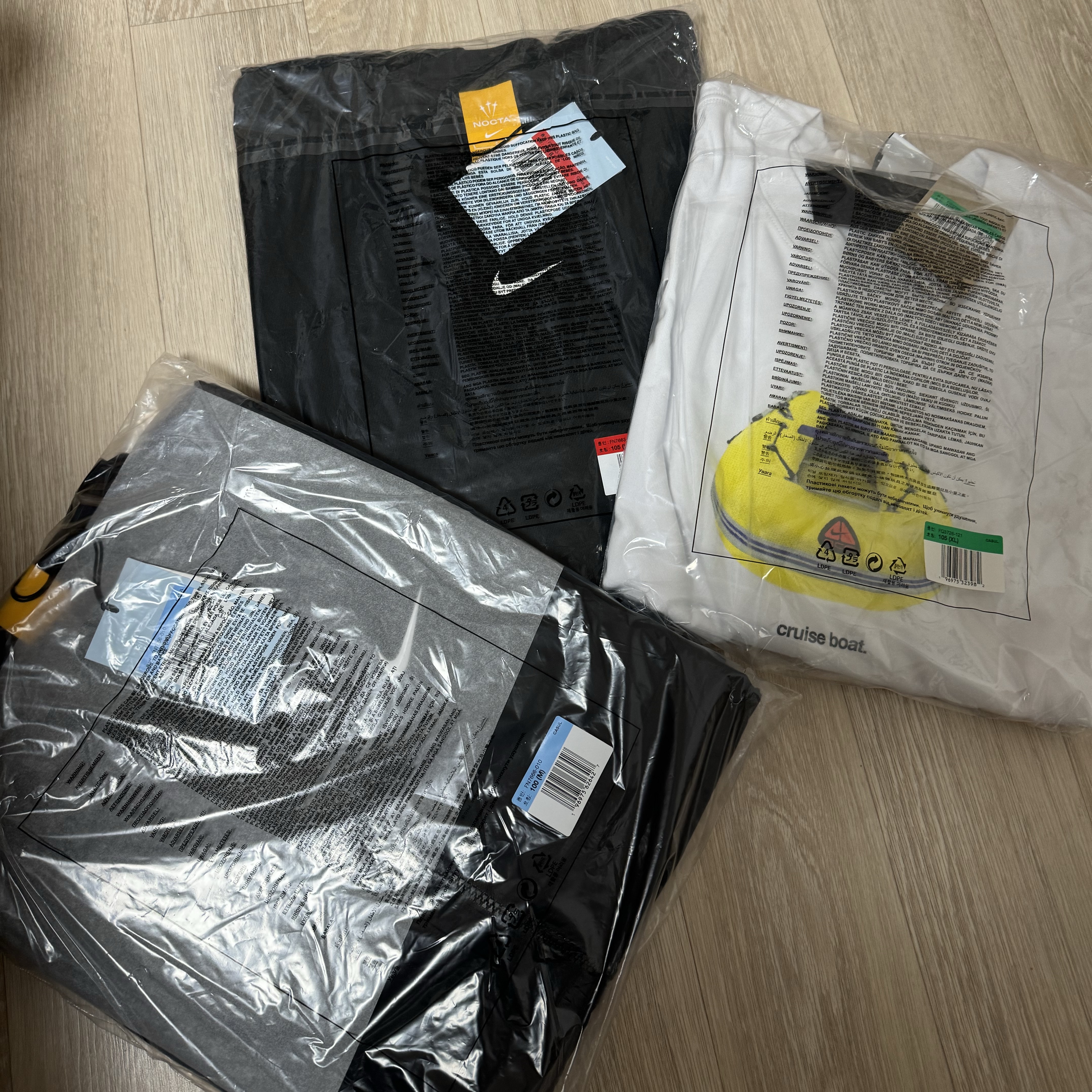 Nike x Drake Nocta Max 90 T-Shirt Black (FN7663-010), Nike x Drake Nocta Nylon Track Jacket Black (FN7666-010) 착용 스타일