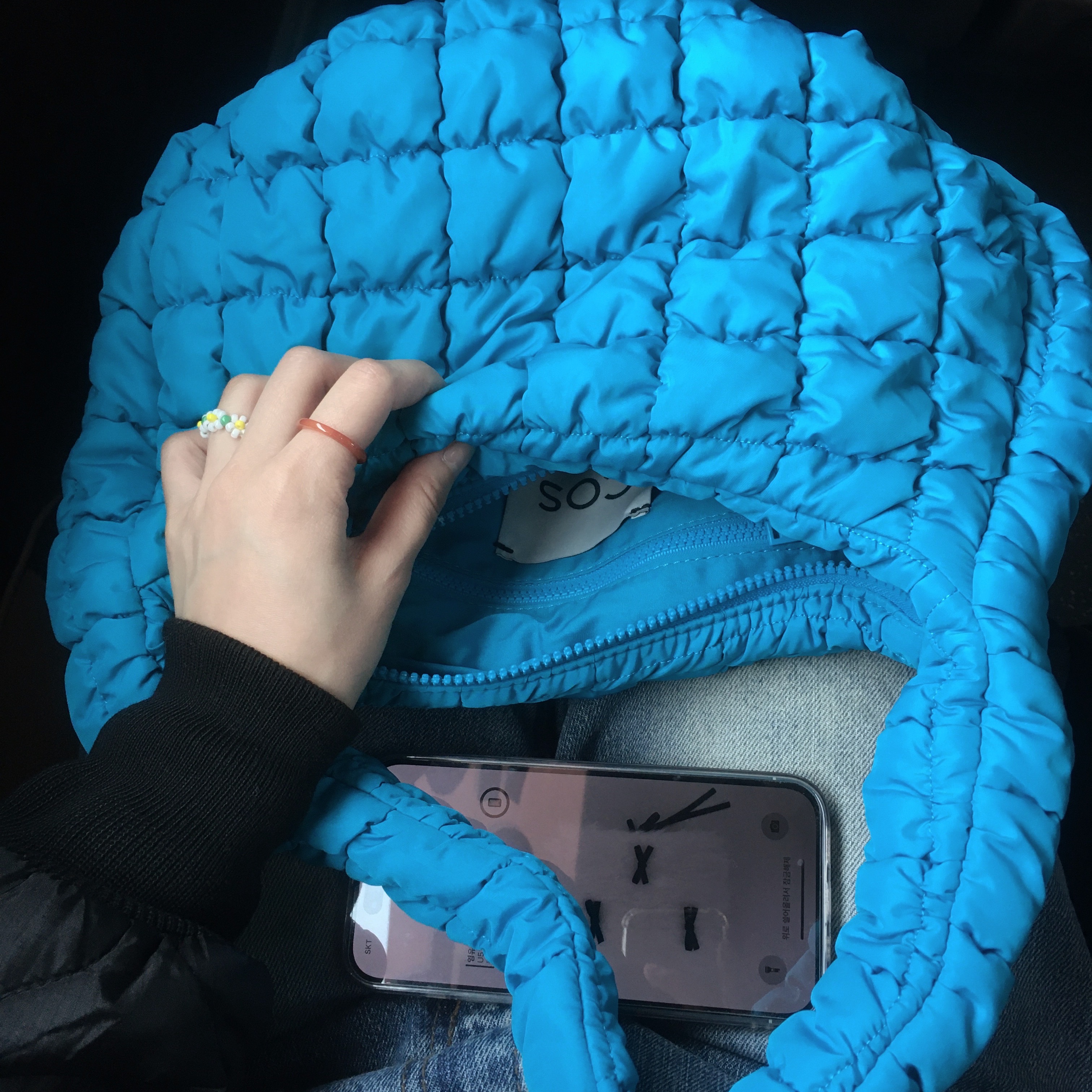 COS Quilted Mini Bag Bright Turquoise 착용 스타일