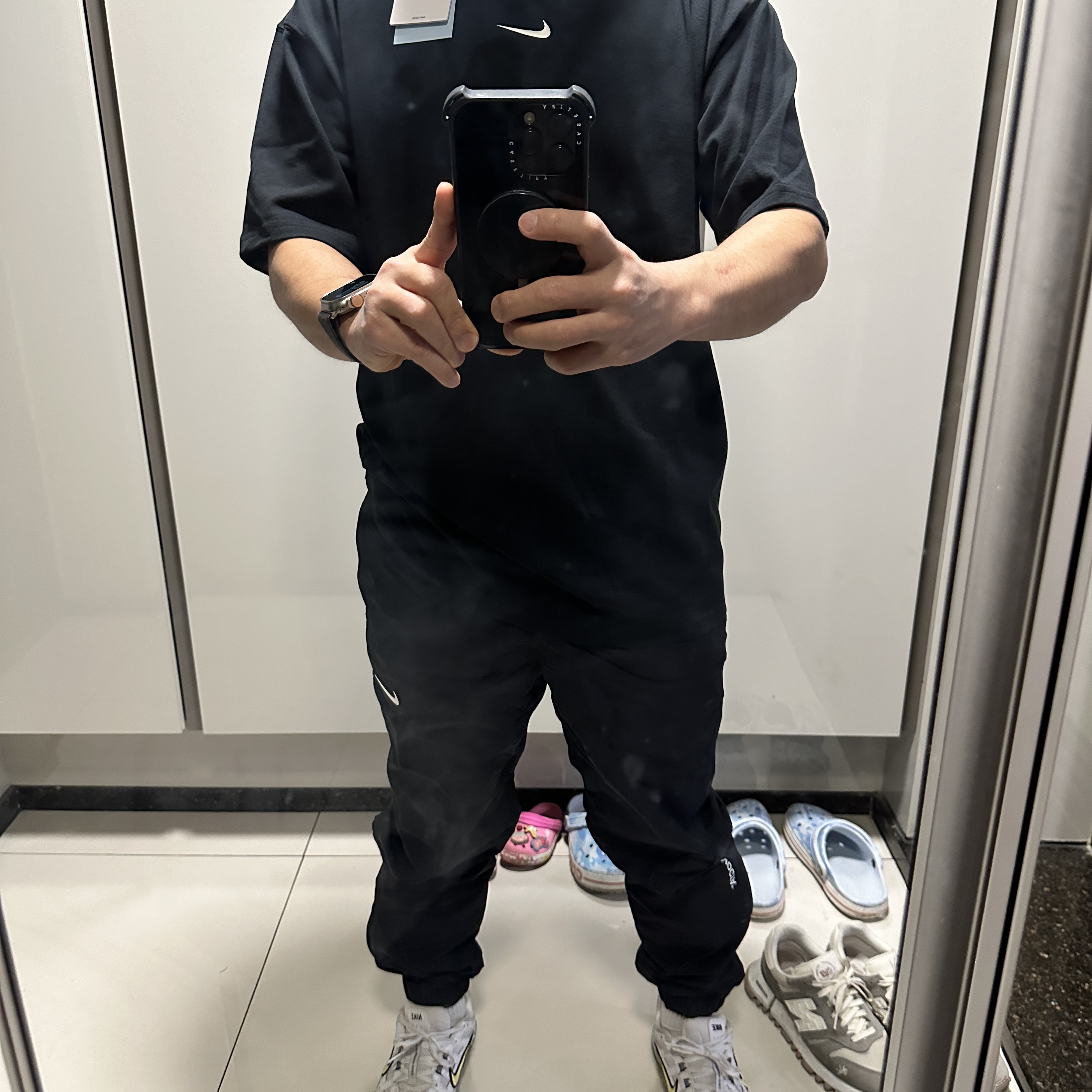 Nike x Drake Nocta Woven Track Pants Black (FN7668-010), Nike x Drake Nocta Max 90 T-Shirt Black (FN7663-010) 착용 스타일 - 1