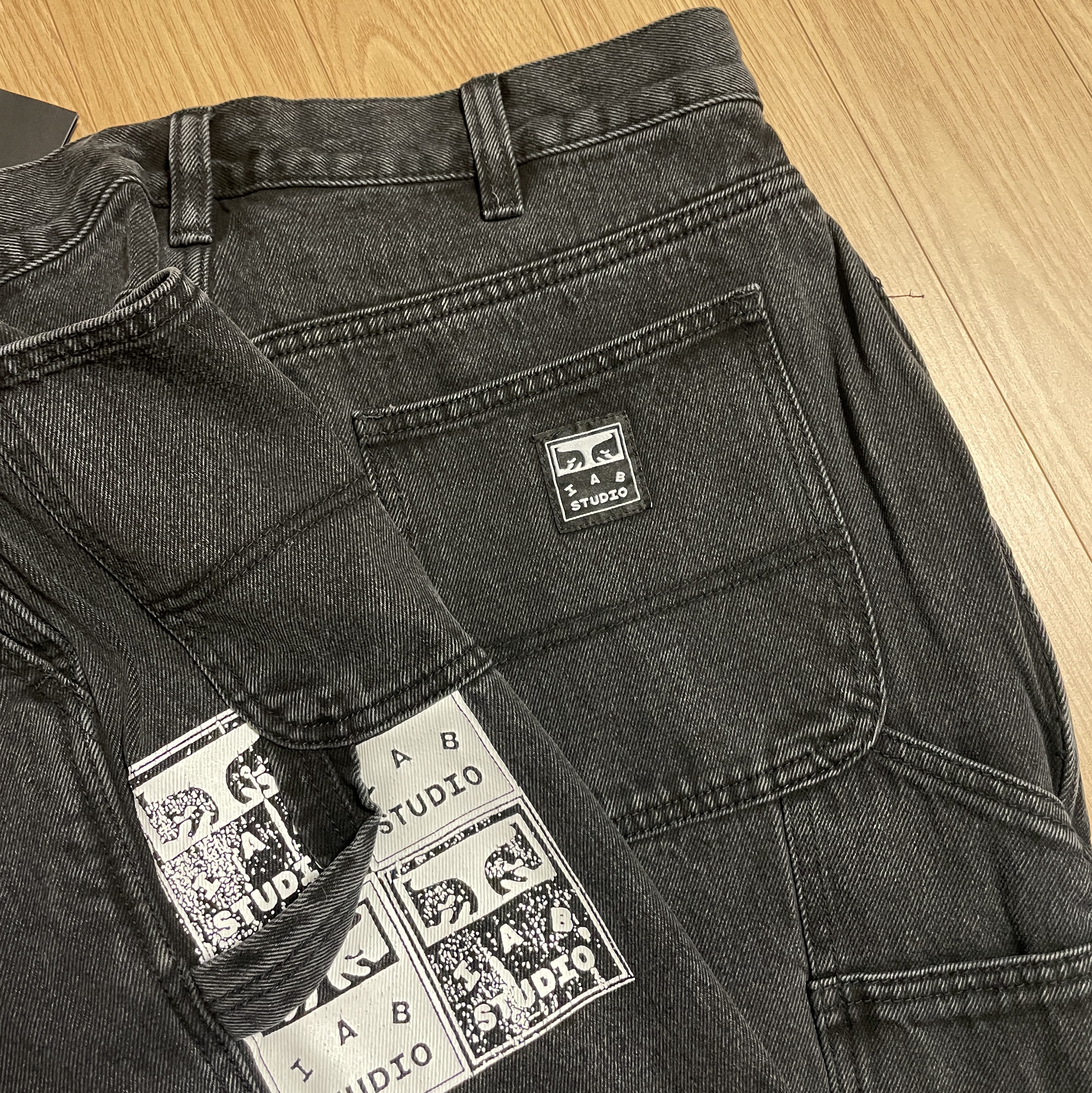 IAB Studio x Obey Poster Carpenter Denim Shorts Dusty Black 착용 스타일 - 1