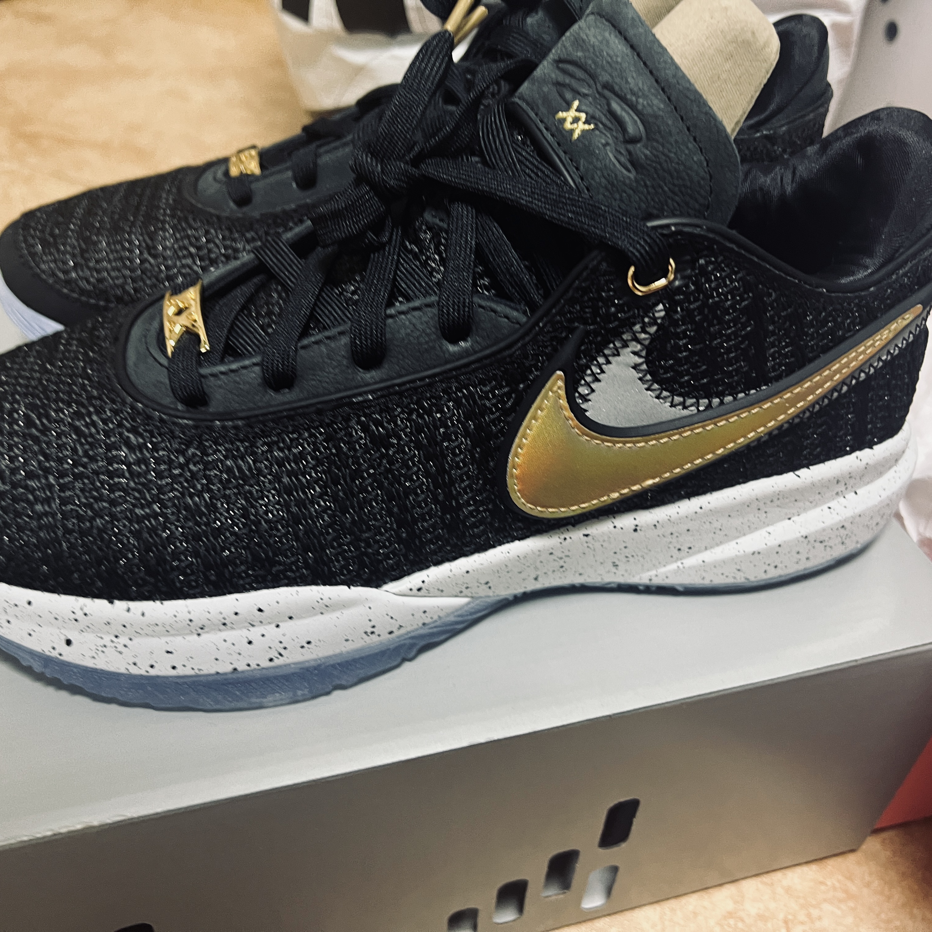 Nike LeBron XX EP Black Metallic Gold 착용 스타일