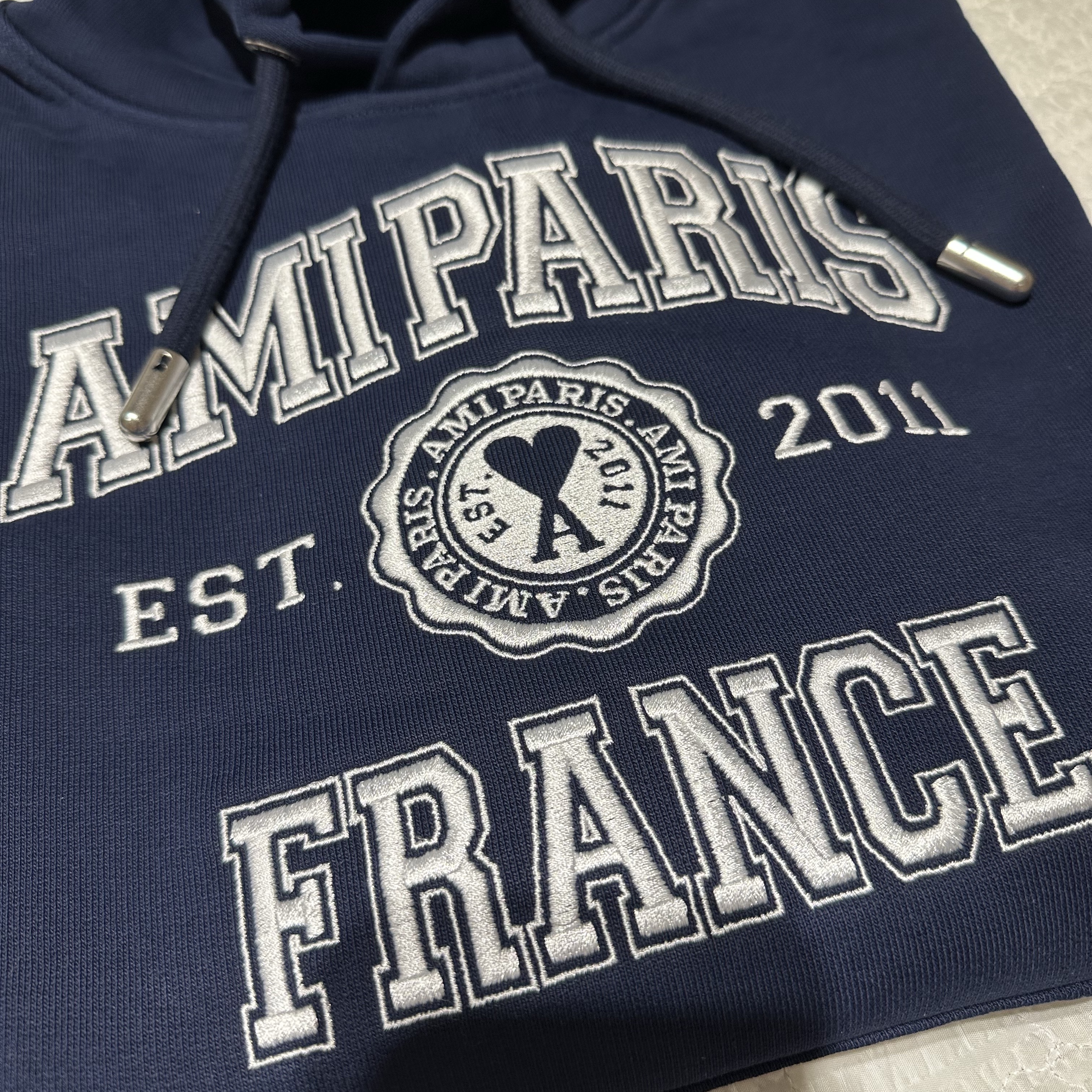 AMI Paris France Hoodie Nautic Blue 착용 스타일