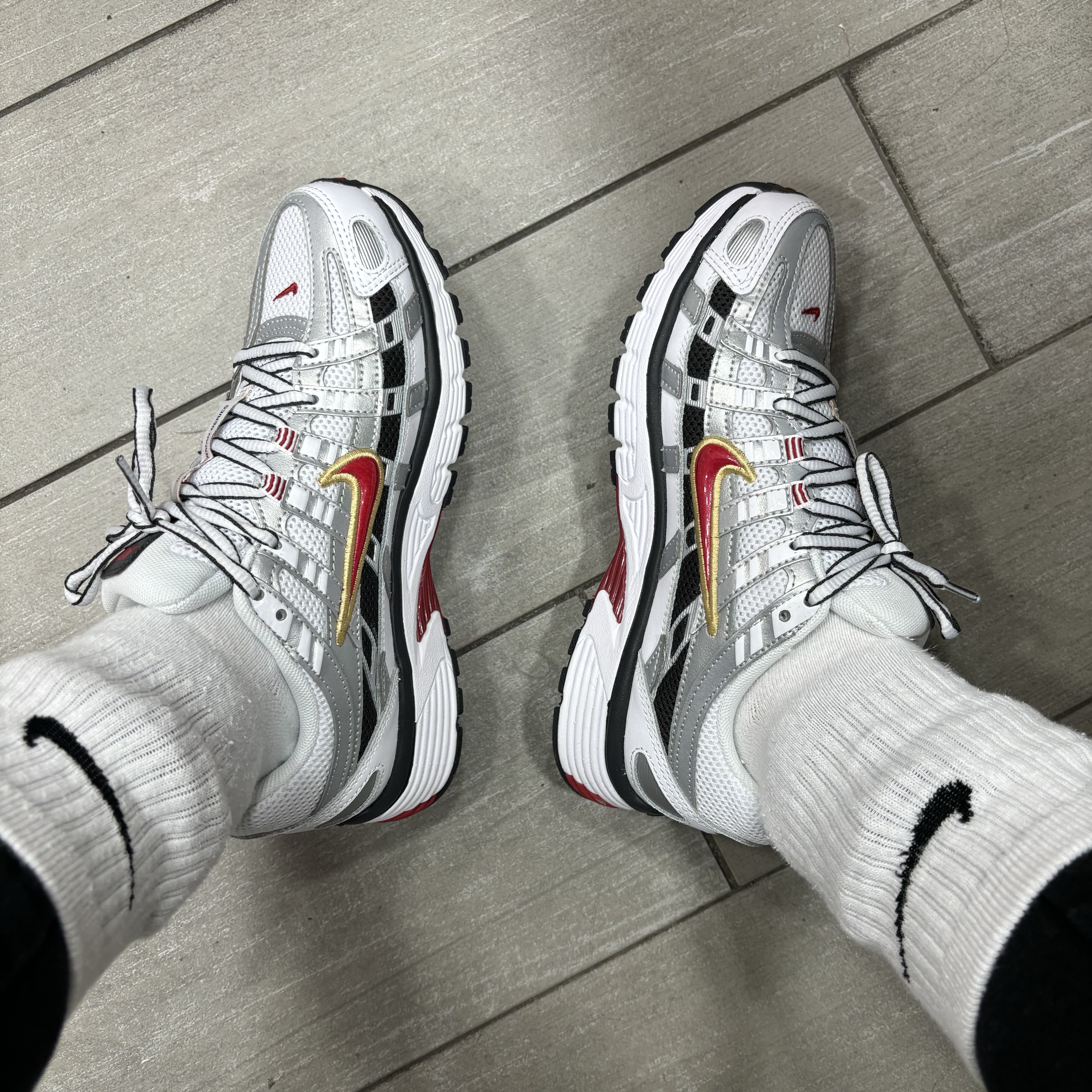 (W) Nike P-6000 Metallic Silver Red 착용 스타일