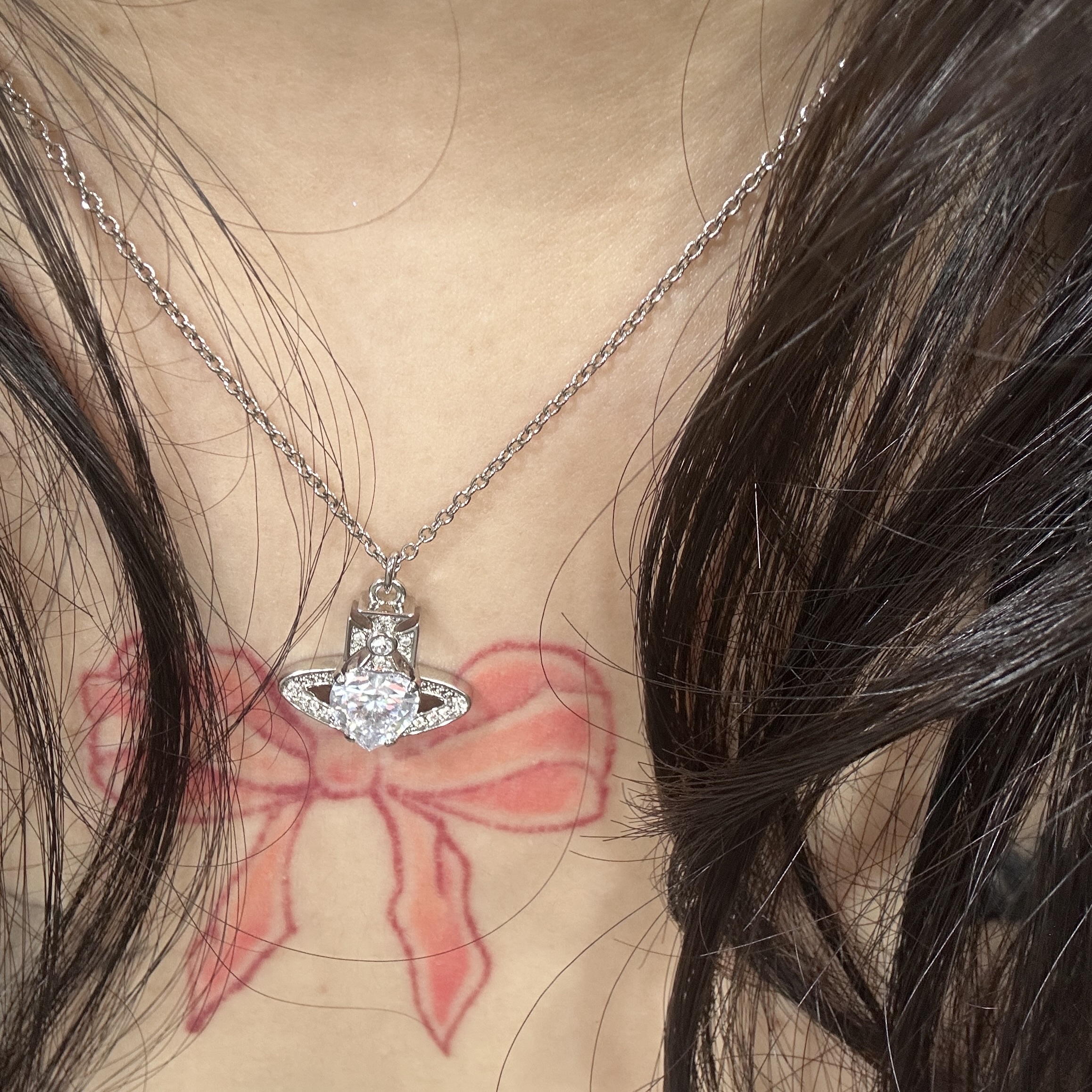 Vivienne Westwood Ariella Pendant Platinum 착용 스타일 - 1