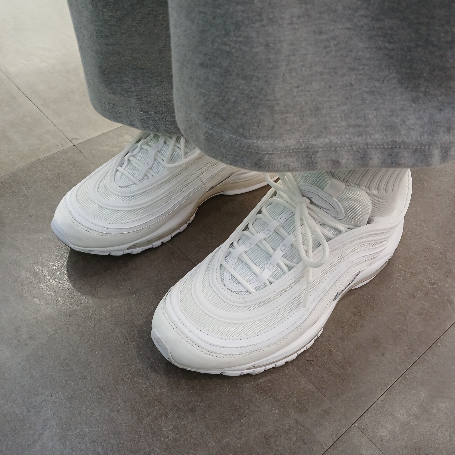 Nike Air Max 97 Triple White Wolf Grey 착용 스타일