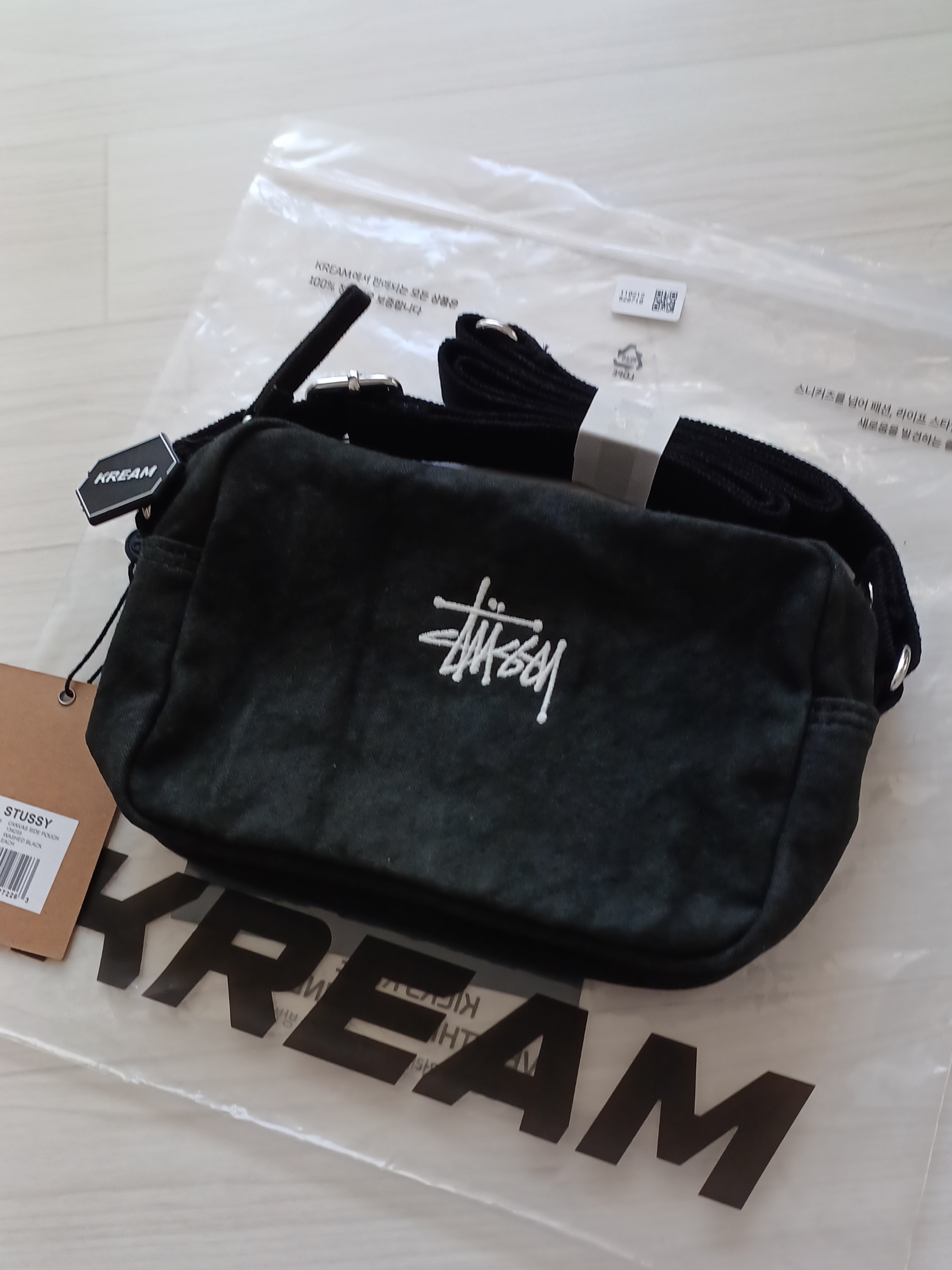 Stussy Canvas Side Pouch Washed Black 착용 스타일