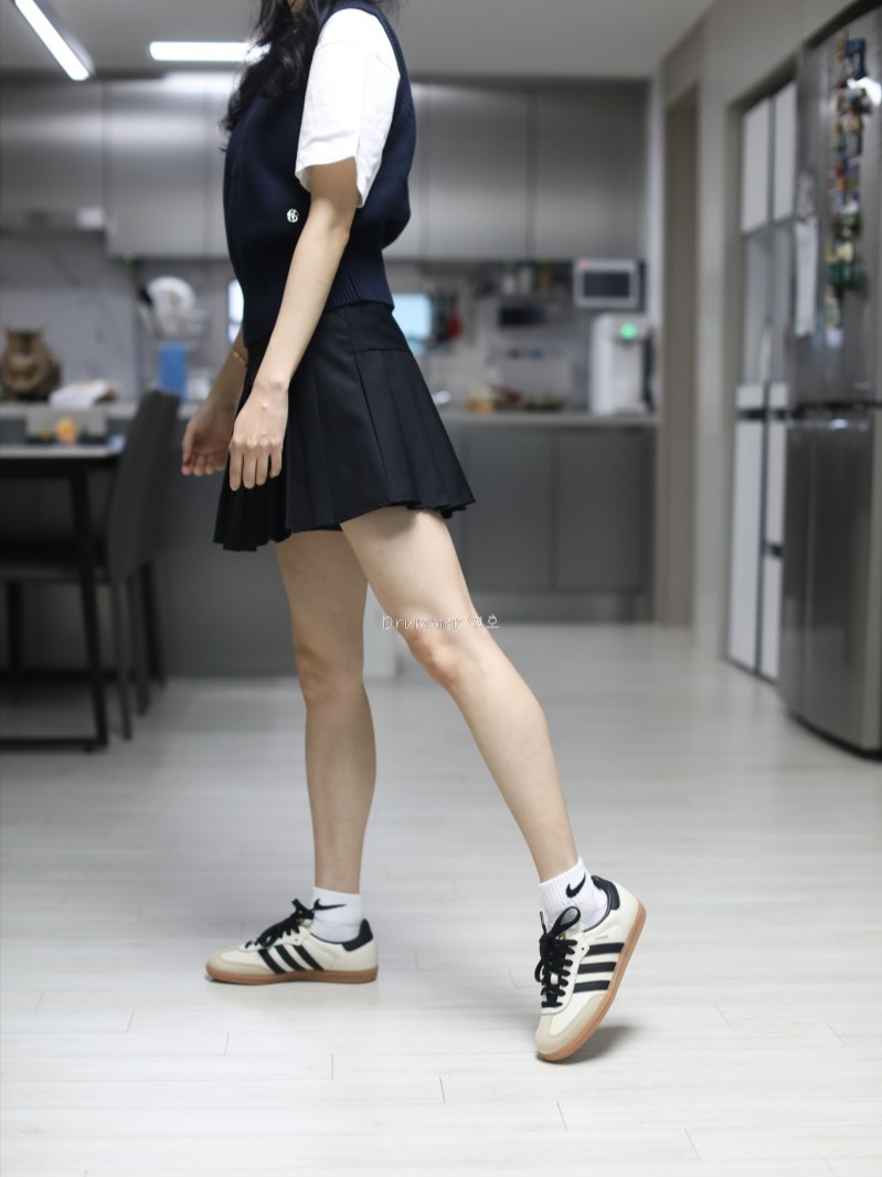 (W) Adidas Samba OG Cream White Core Black 착용 스타일 - 1
