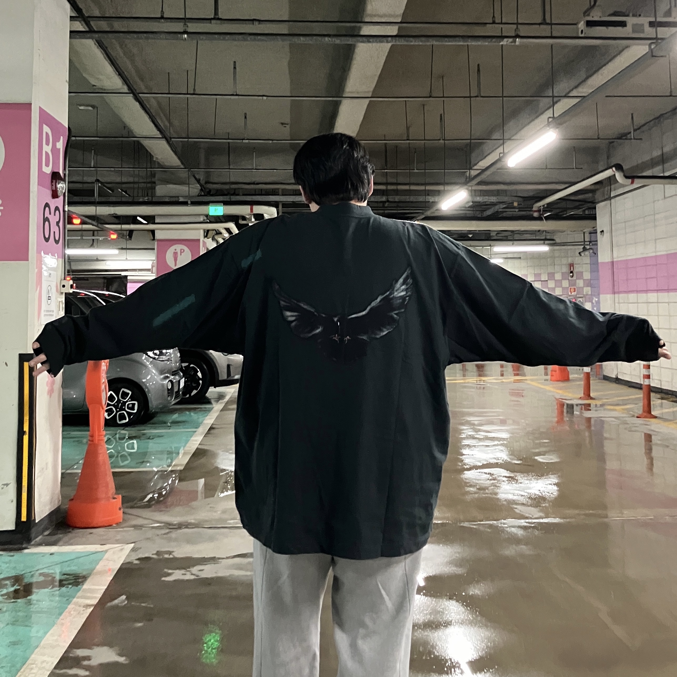 Yeezy Gap Engineered By Balenciaga Dove Long Sleeve T-Shirt Black 착용 스타일 - 2