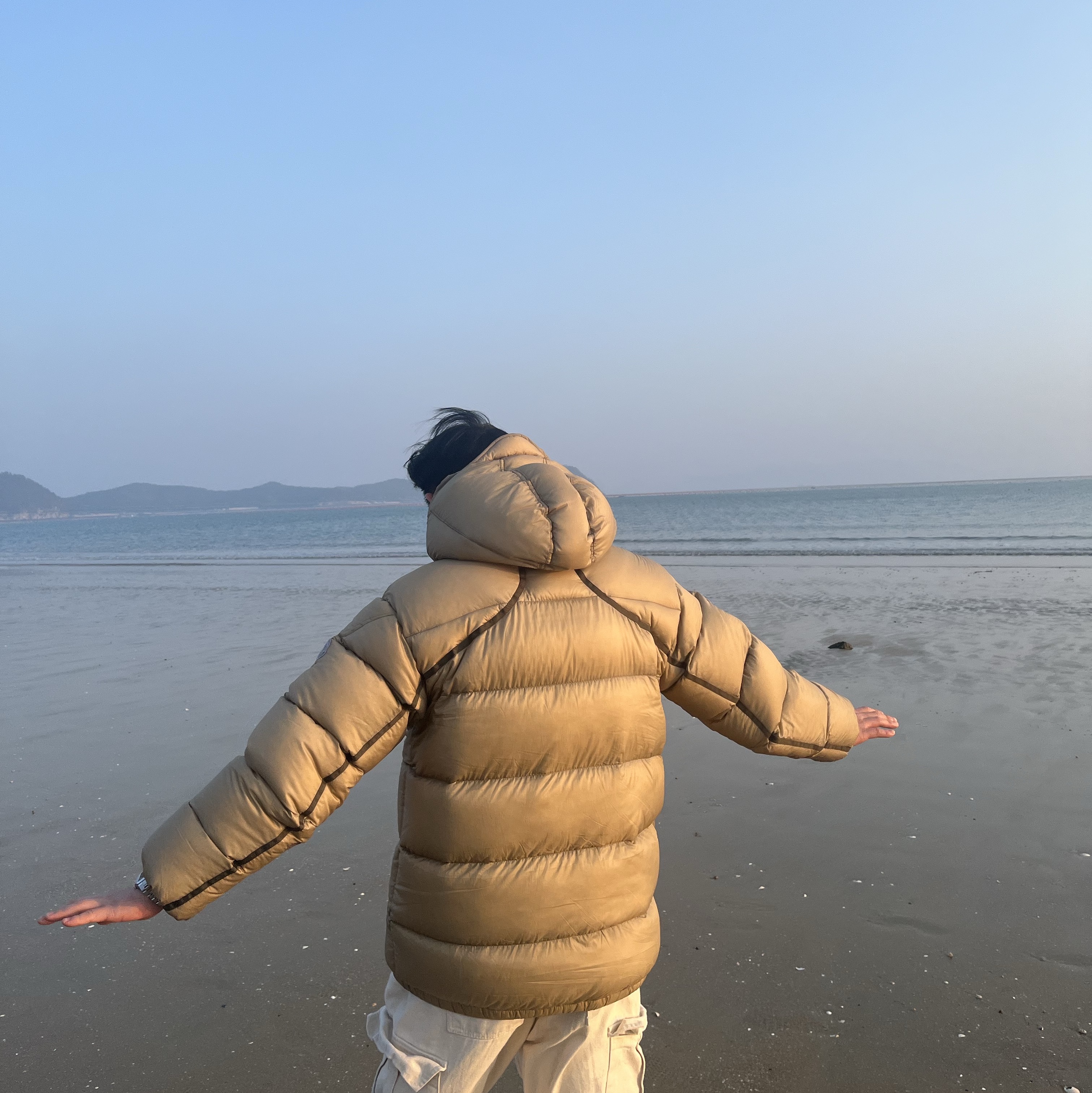 Rick Owens Lido Vintage Sneakers Black Milk, Moncler Genius 7 x 1017 Alyx 9SM Almond Down Jacket Beige - 20FW 착용 스타일 - 3