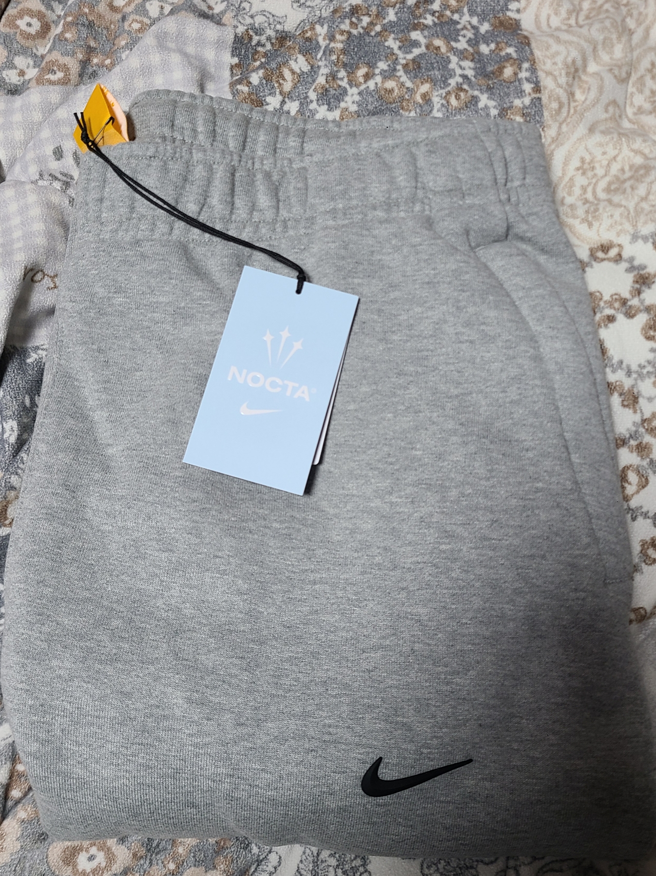 Nike x Drake Nocta Fleece Pants Dark Heather Grey (FN7661-063) 착용 스타일 - 4