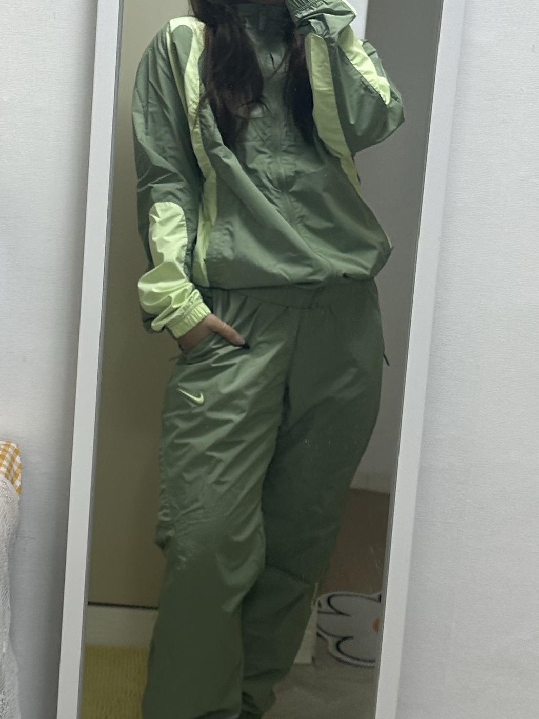 Nike x Drake Nocta Nylon Track Jacket Oil Green (FN7666-386), Nike x Drake Nocta Woven Track Pants Oil Green (FN7668-386) 착용 스타일 - 4