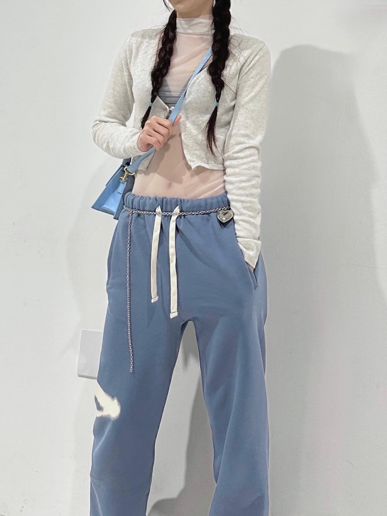 Ganni Recycled Cotton Embroidered Logo Cap Denim, Jacquemus Le Chiquito Moyen Leather Handbag Croco Blue 착용 스타일 - 4