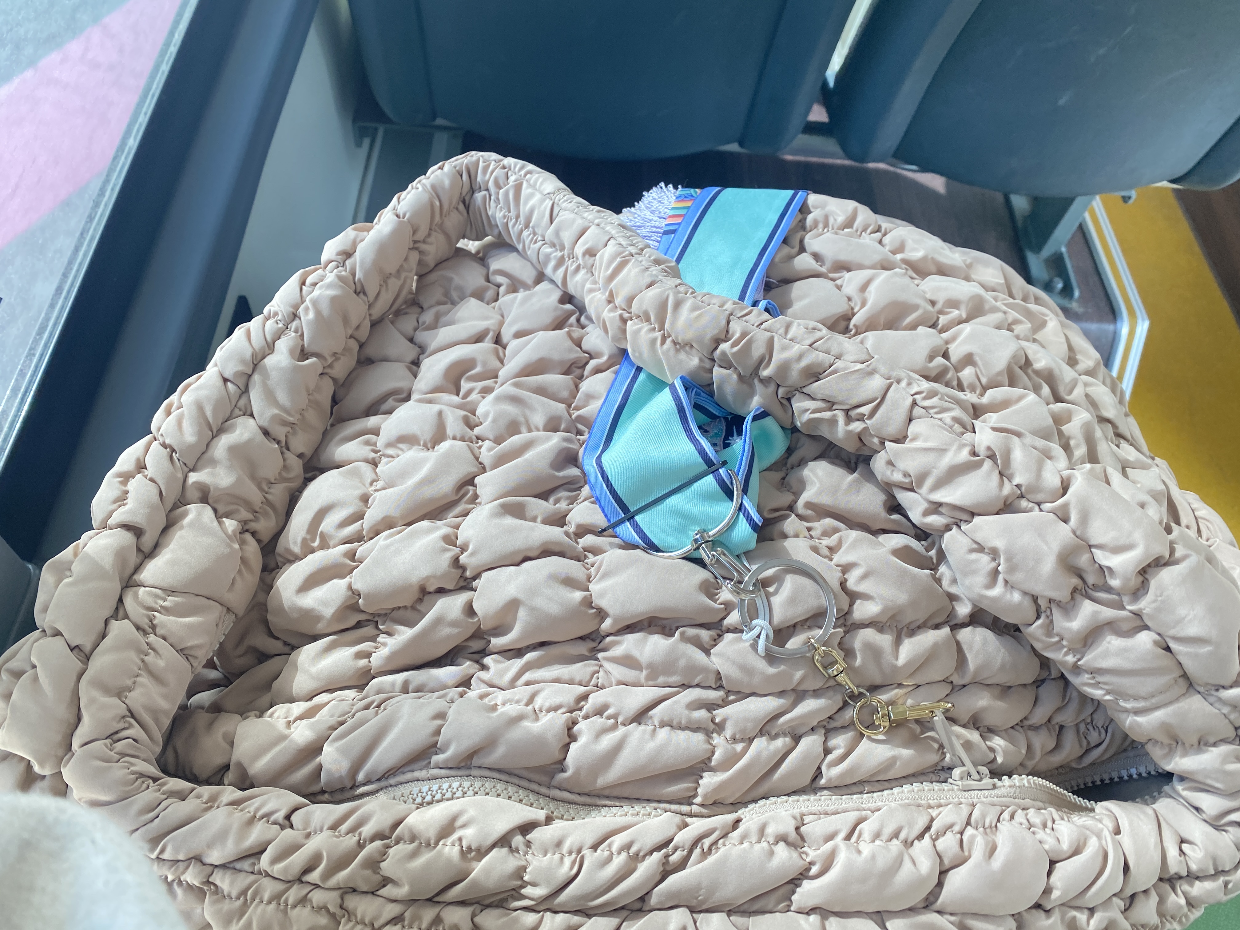 COS Quilted Oversized Shoulder Bag Beige 착용 스타일