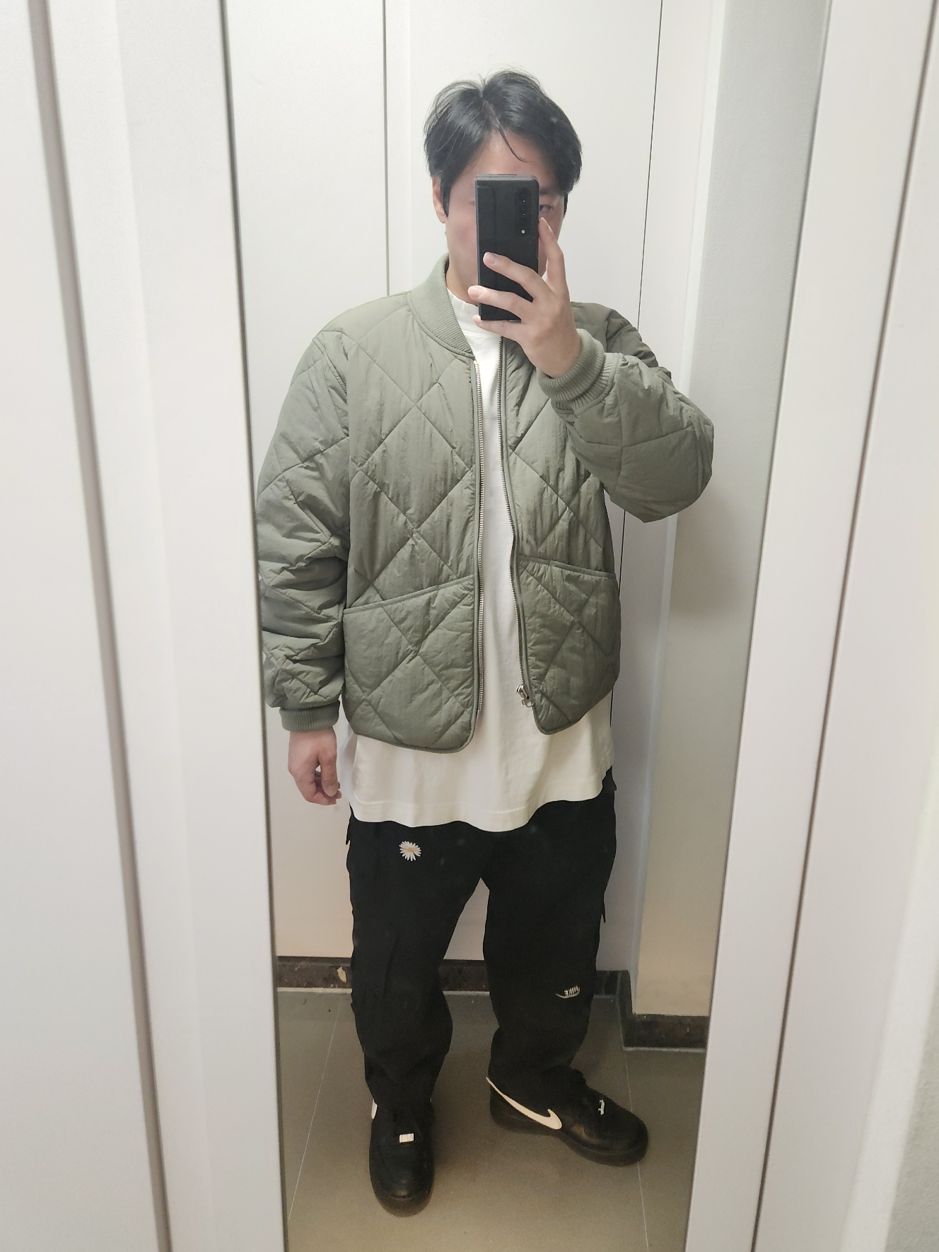 Stussy Dice Quilted Liner Jacket Olive, Nike x Peaceminusone LS T-Shirt White (DR0098-100) 착용 스타일 - 1