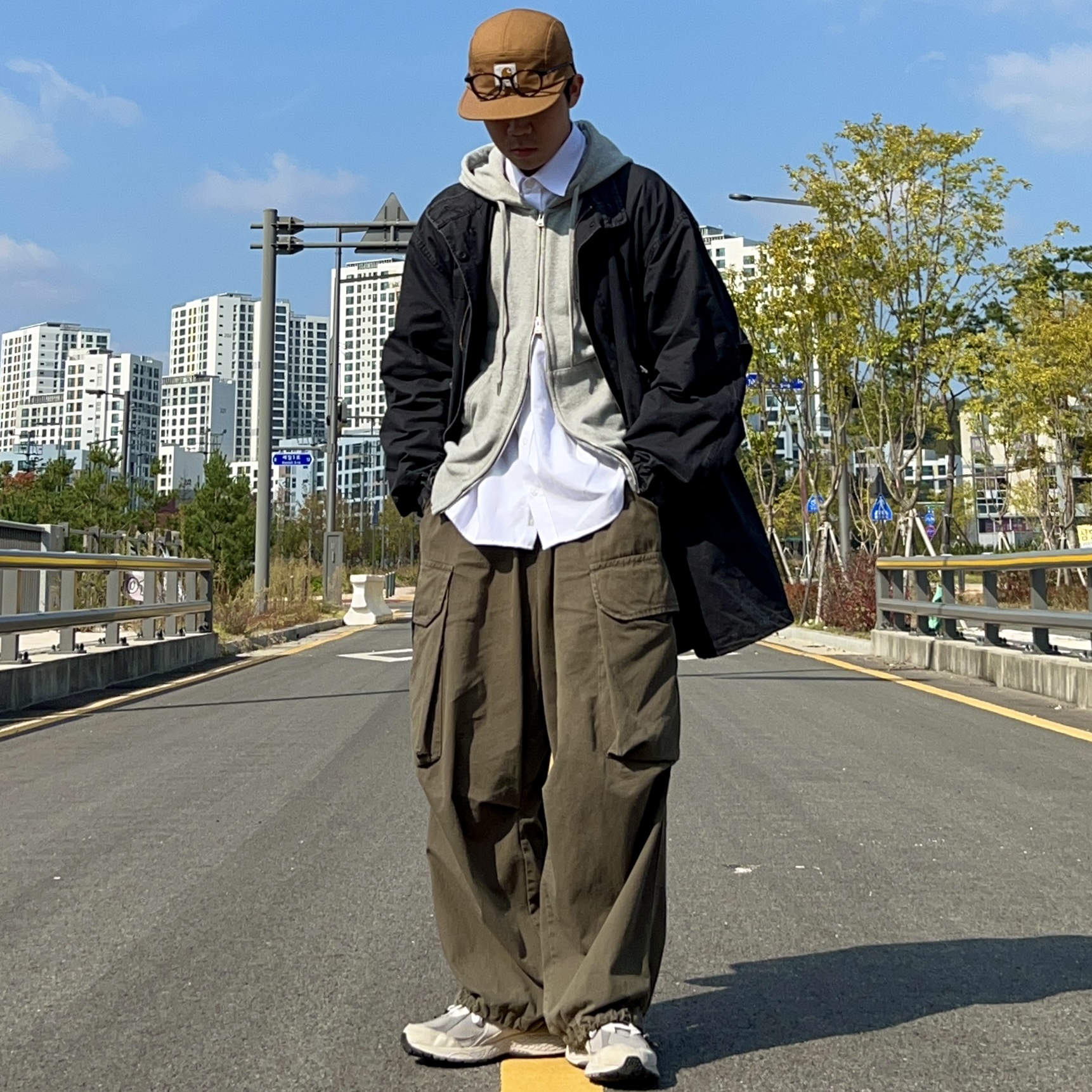 New Balance 2002R T2 Gray 착용 스타일 - 2