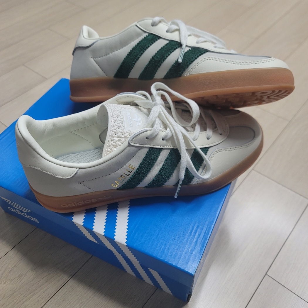 Adidas x Emmi Gazelle Indoor Off White Dark Green 착용 스타일