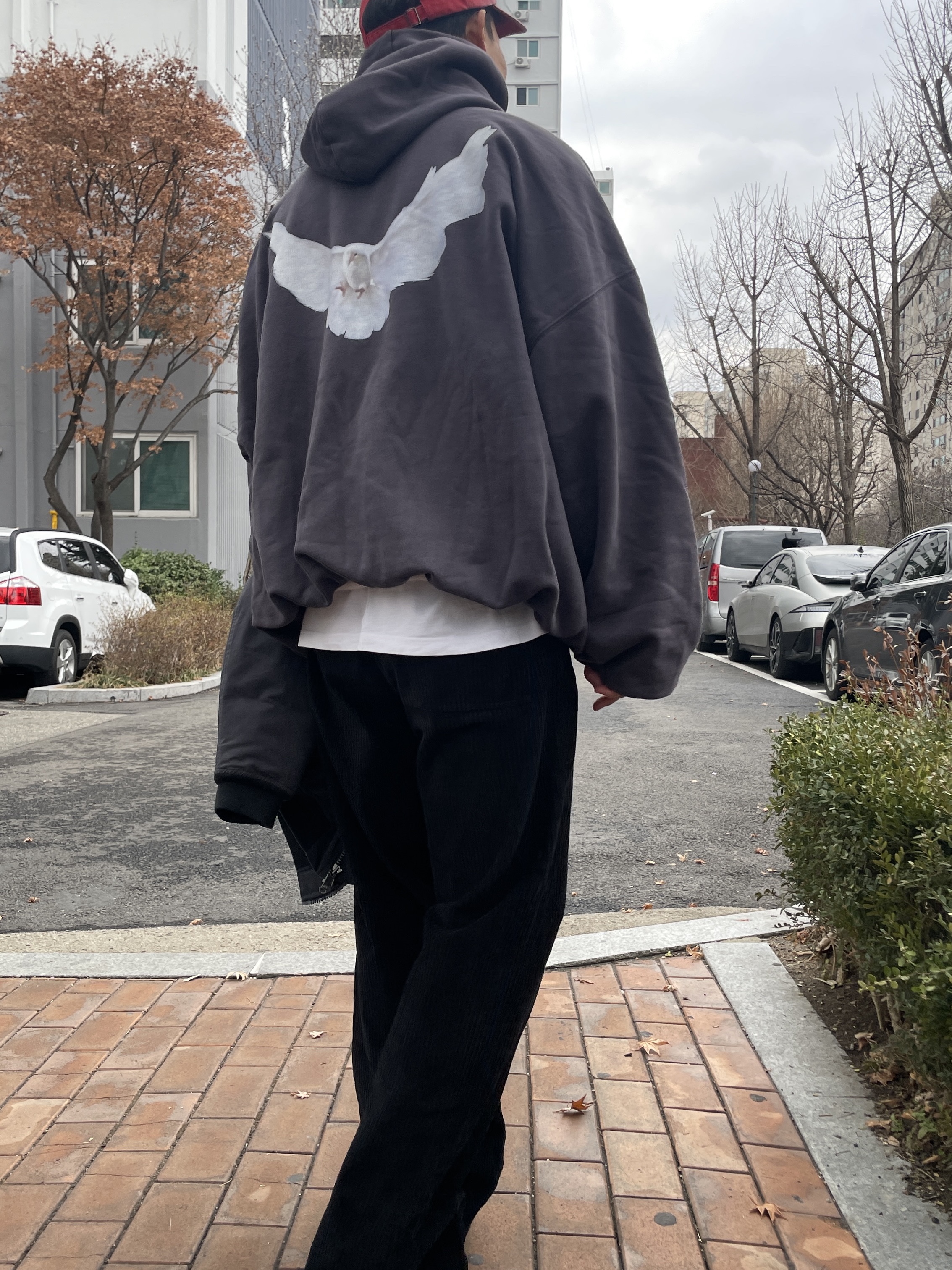 Yeezy Gap Engineered By Balenciaga Dove Hoodie Dark Grey 착용 스타일