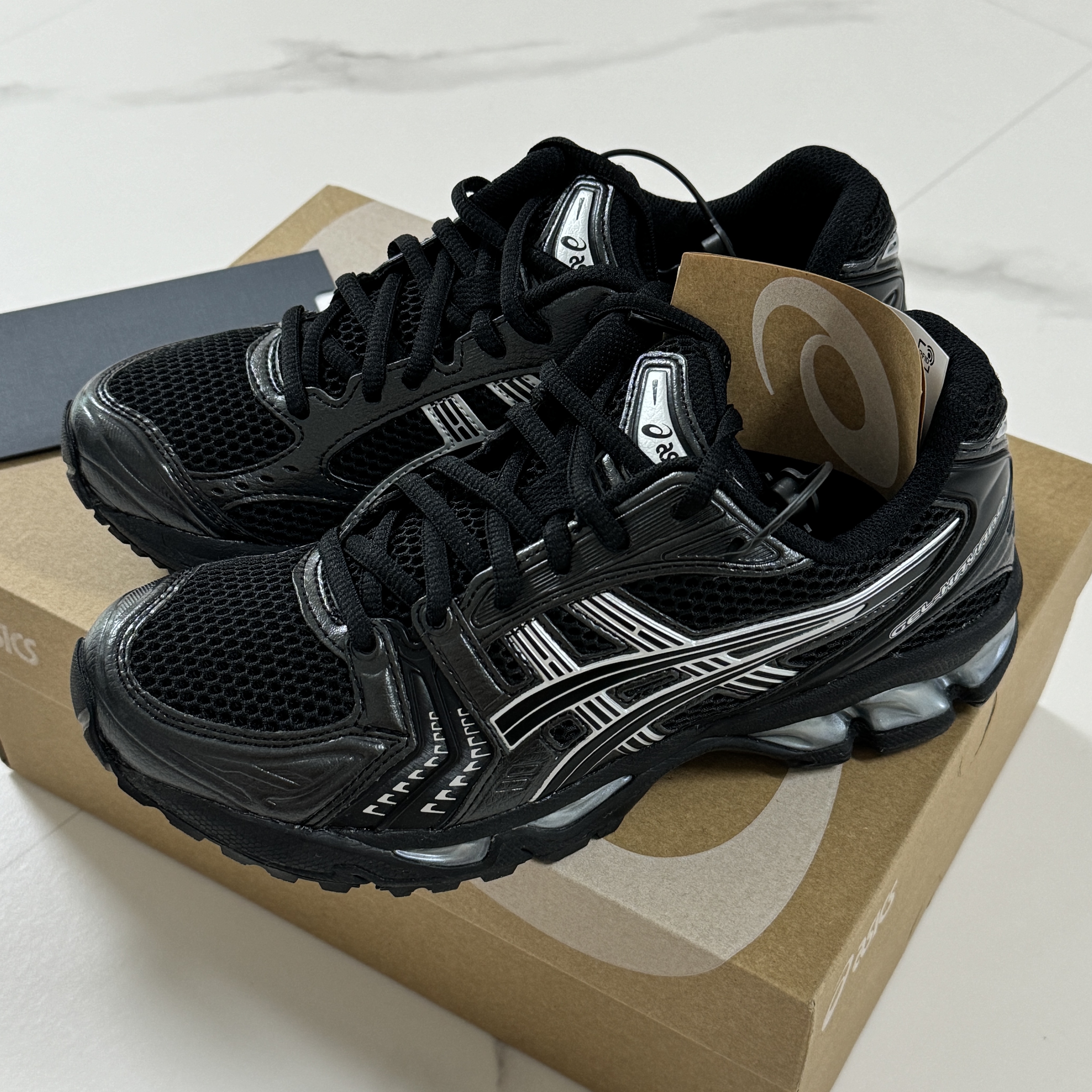 Asics Gel-Kayano 14 Black Pure Silver 착용 스타일