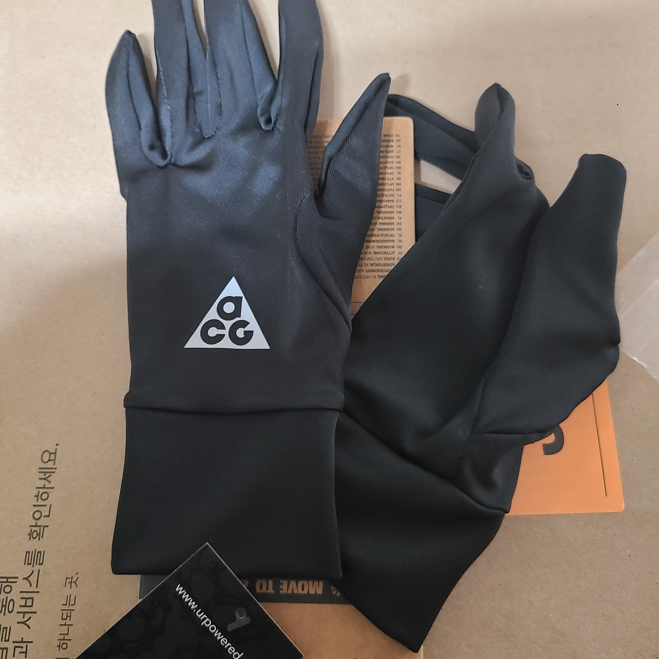 Nike ACG Dri-Fit Lightweight Gloves Black Silver 착용 스타일