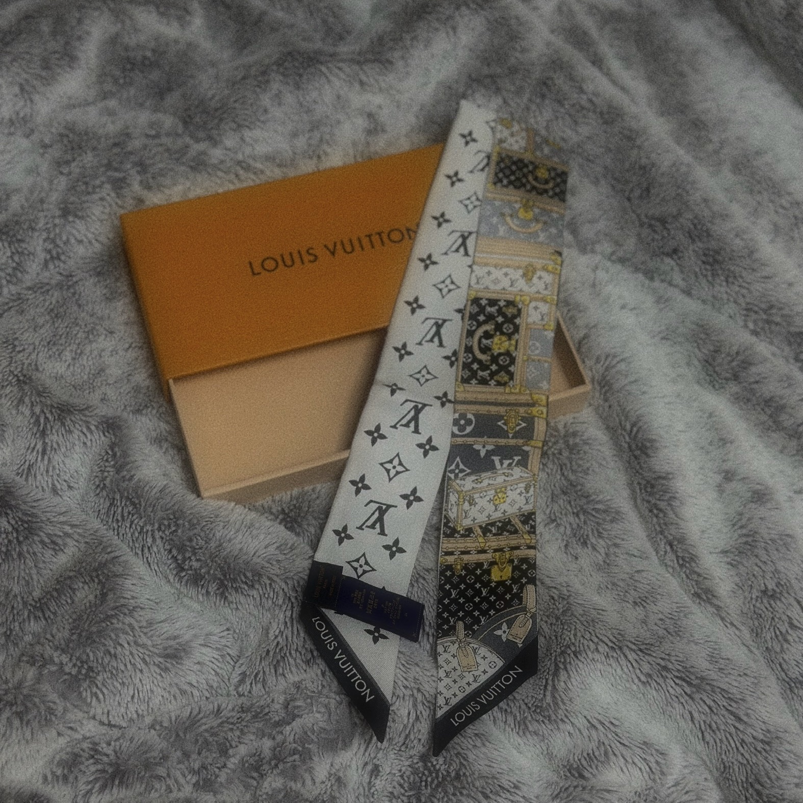 (W) Louis Vuitton Let's Go BB Bandeau Black 착용 스타일