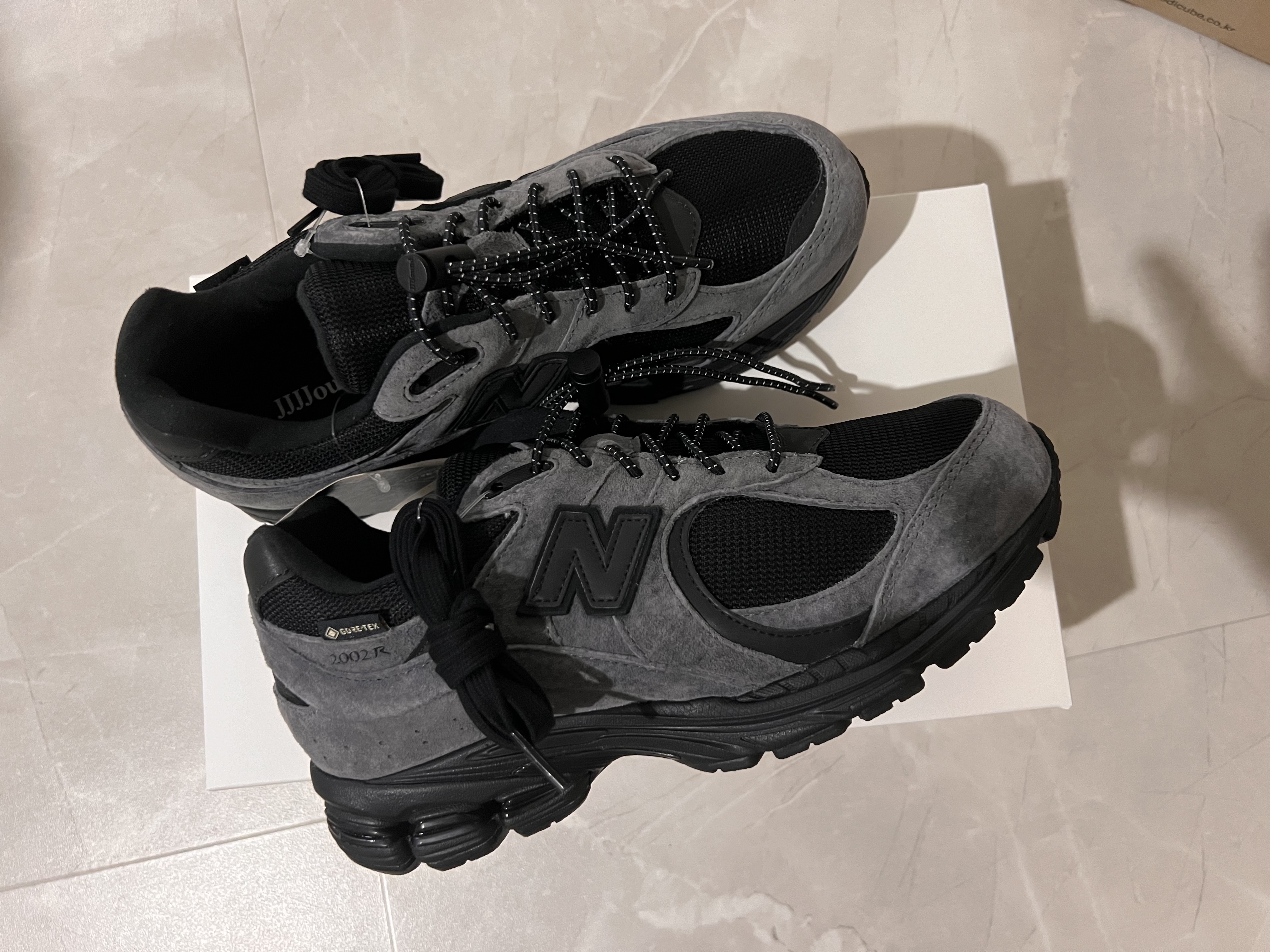New Balance x JJJJound 2002R Gore-Tex Charcoal 착용 스타일