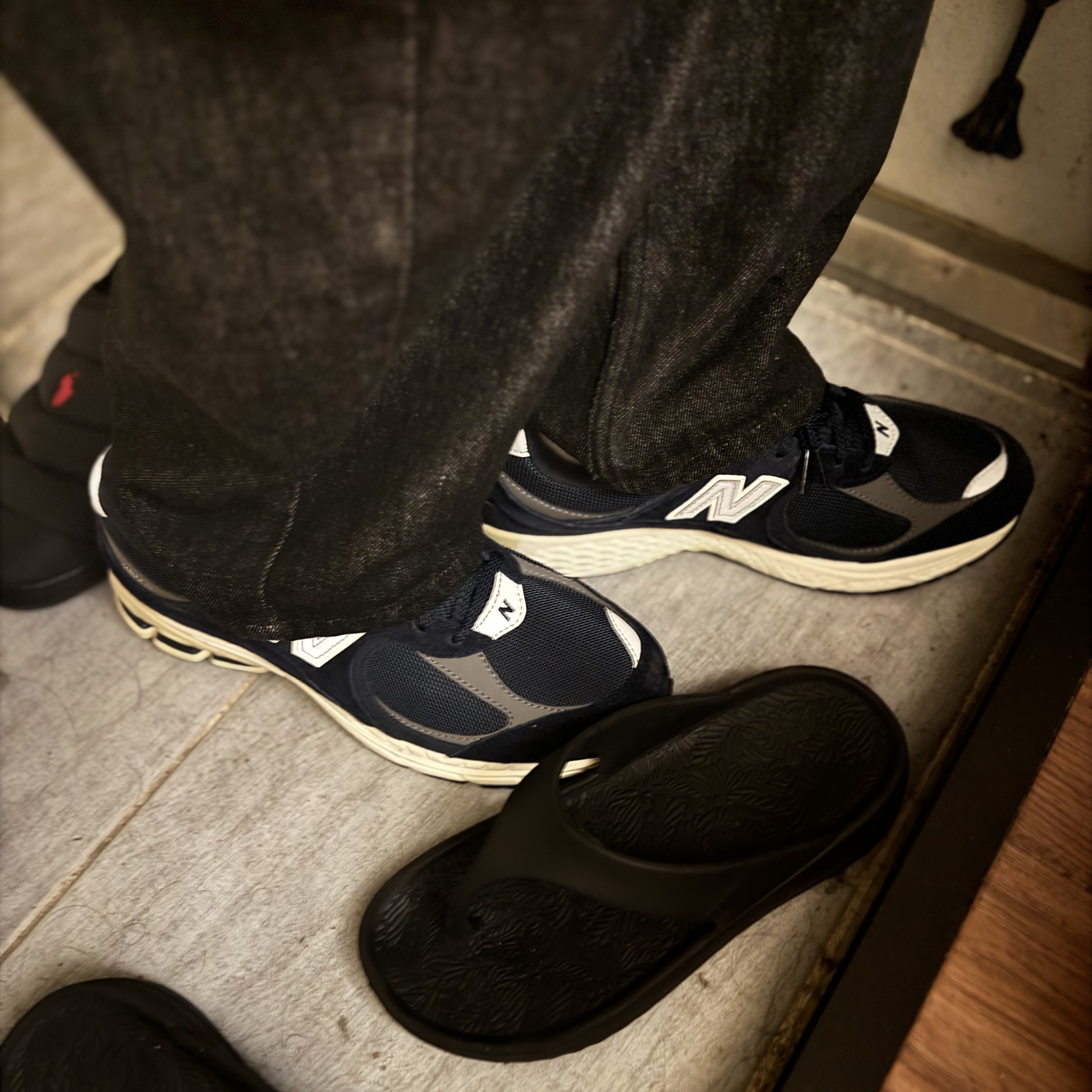 New Balance 2002R Eclipse Castlerock 착용 스타일