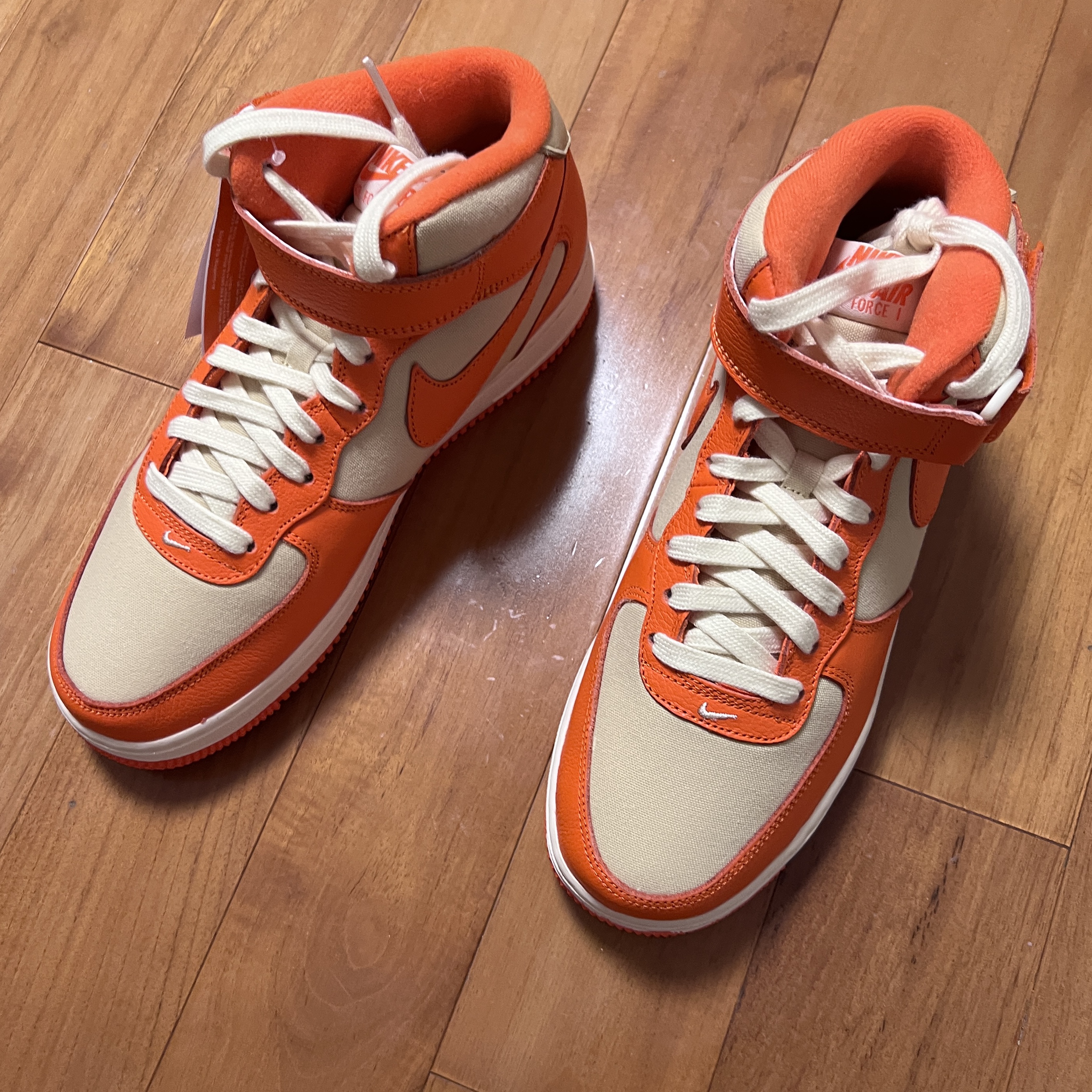 Nike Air Force 1 '07 Mid Team Gold and Safety Orange 착용 스타일
