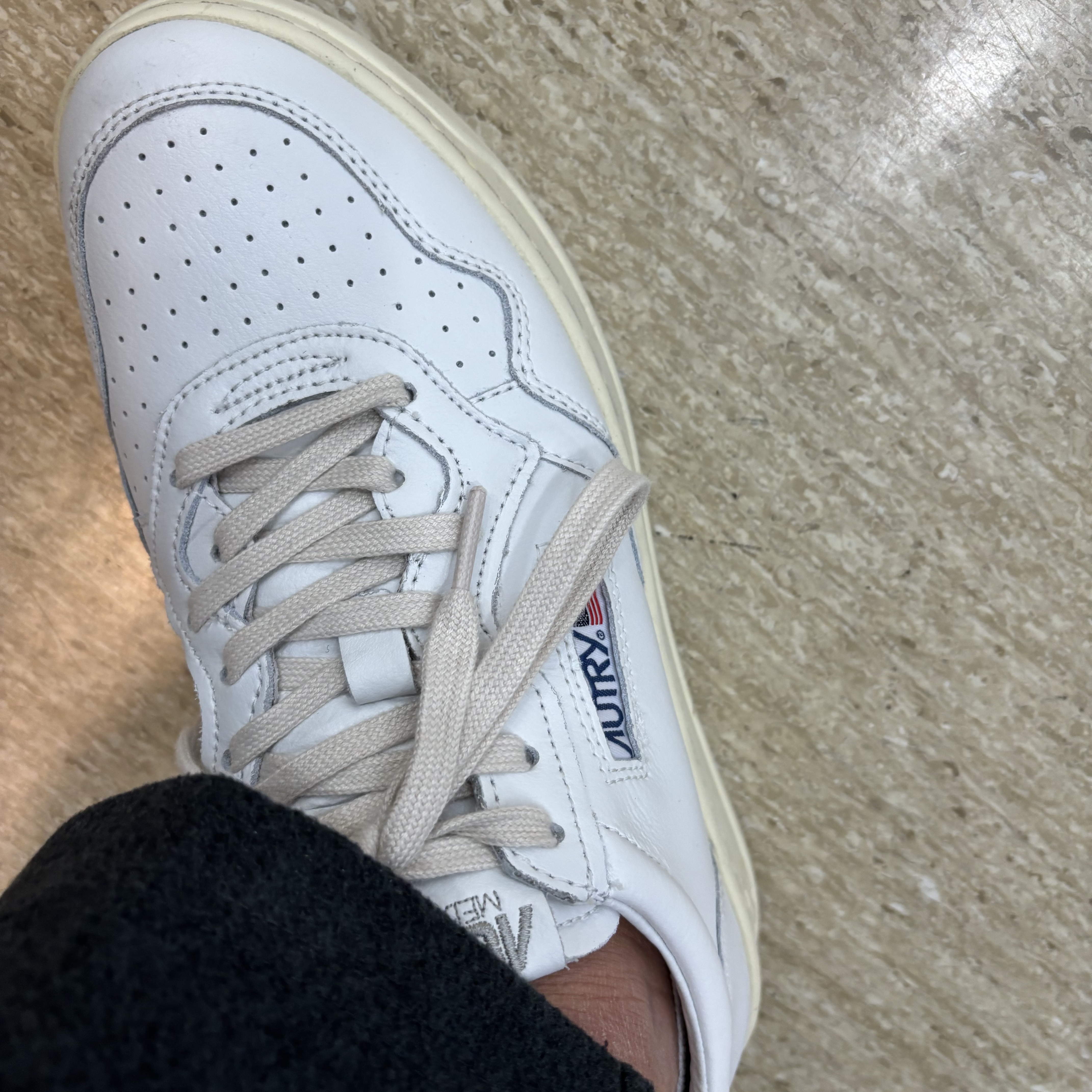 Autry Medalist Low Leather Sneakers White Blue 착용 스타일