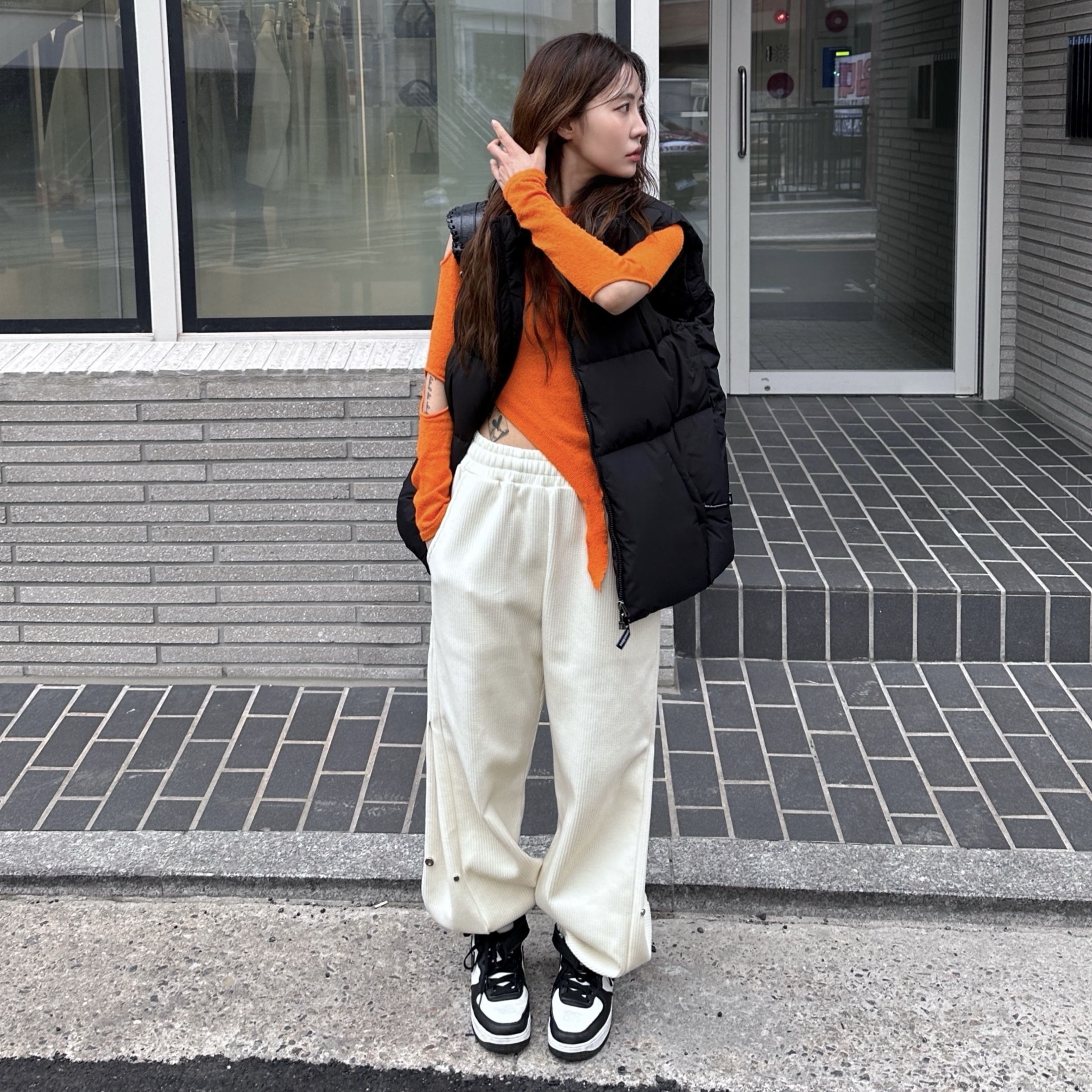 Balenciaga Le Cagole XS Shoulder Bag Black, Nike x Stussy Air Force 1 '07 Mid SP Black and Light Bone 착용 스타일 - 3