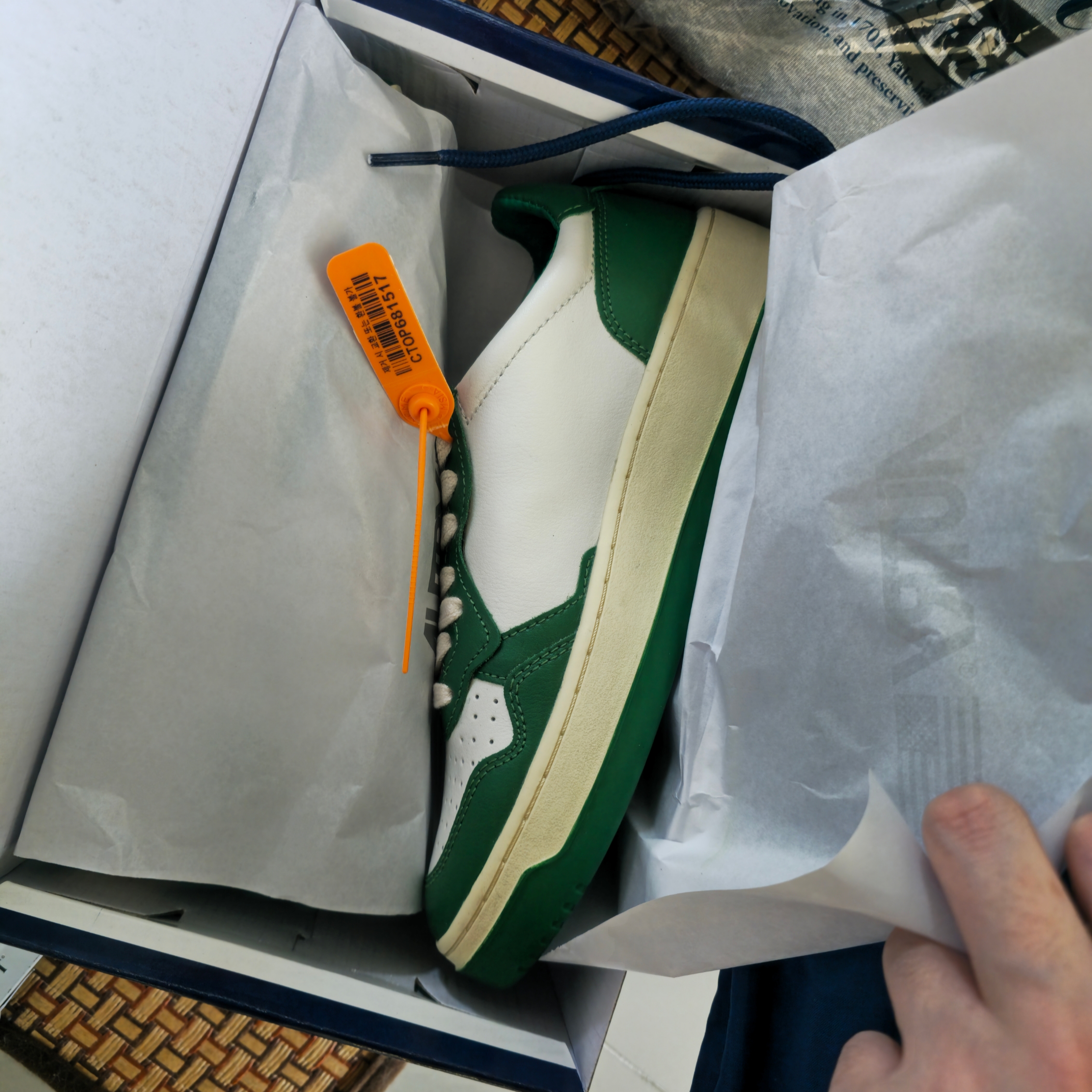 (W) Autry Medalist Low Leather Sneakers Green White 착용 스타일