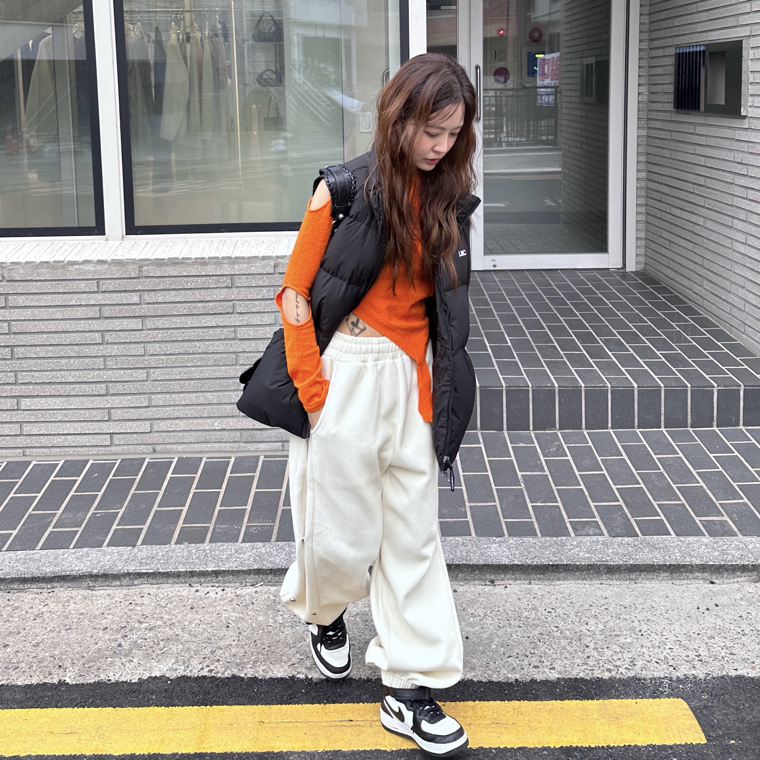 Balenciaga Le Cagole XS Shoulder Bag Black, Nike x Stussy Air Force 1 '07 Mid SP Black and Light Bone 착용 스타일 - 1