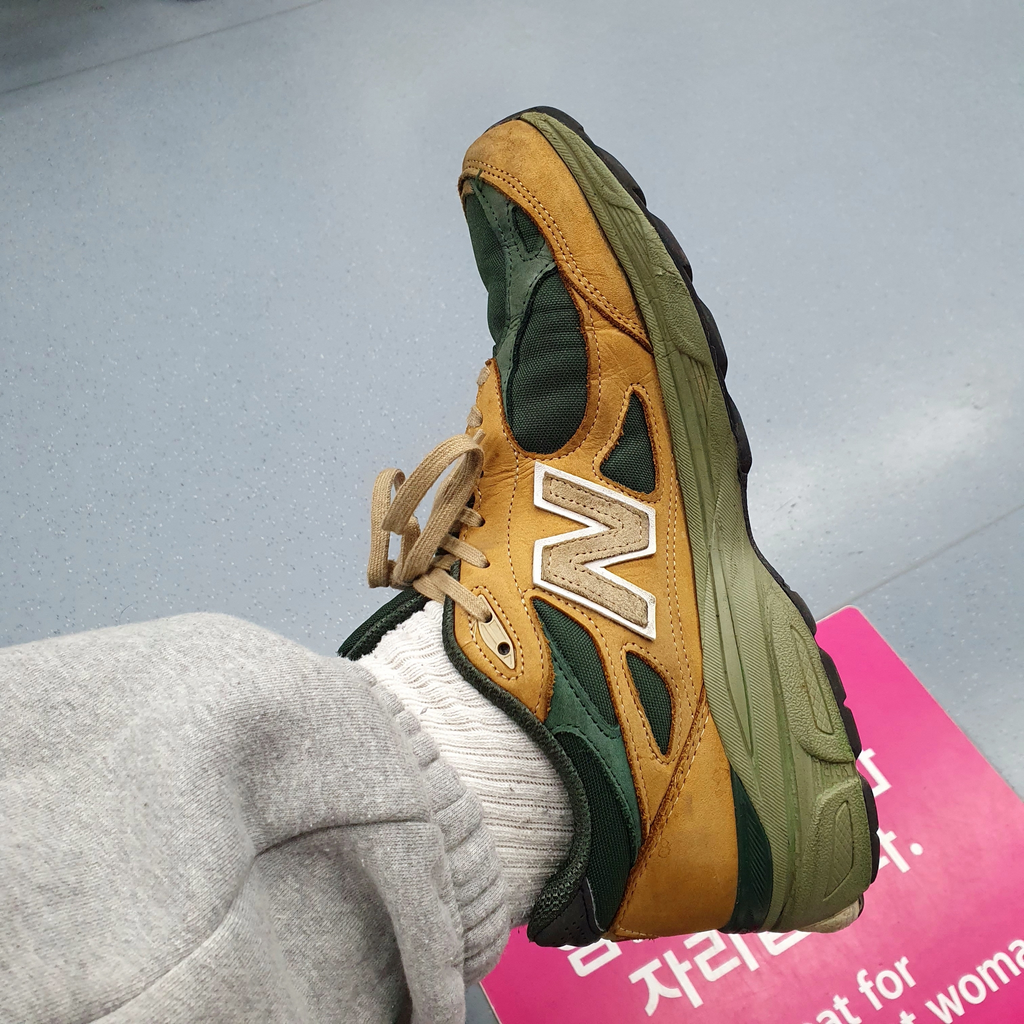 New Balance 990v3 Made in USA Tan Green 착용 스타일 - 1