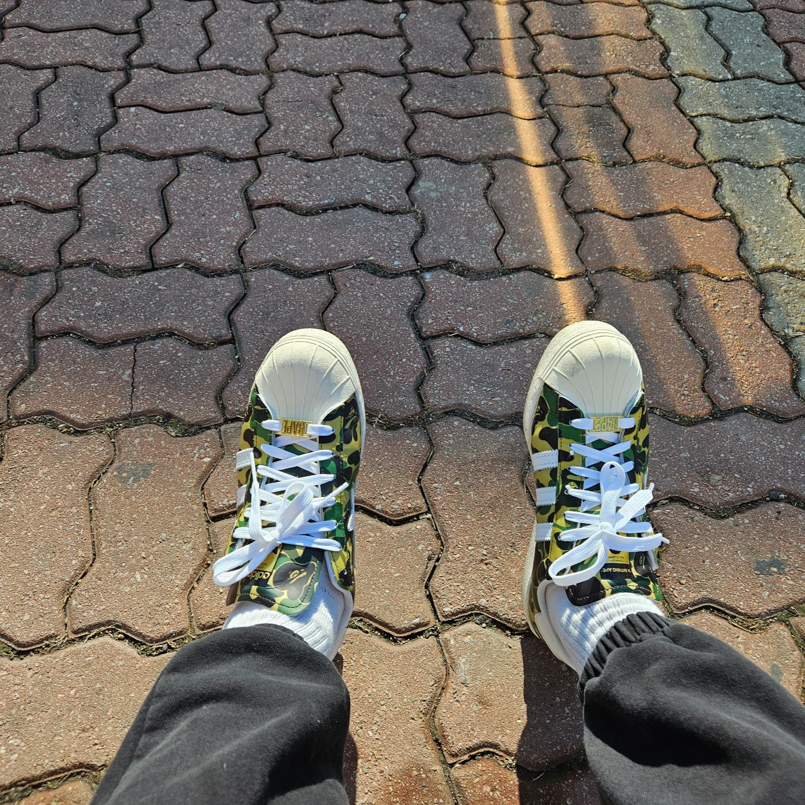 Adidas x BAPE Superstar 80s Green Camo 착용 스타일