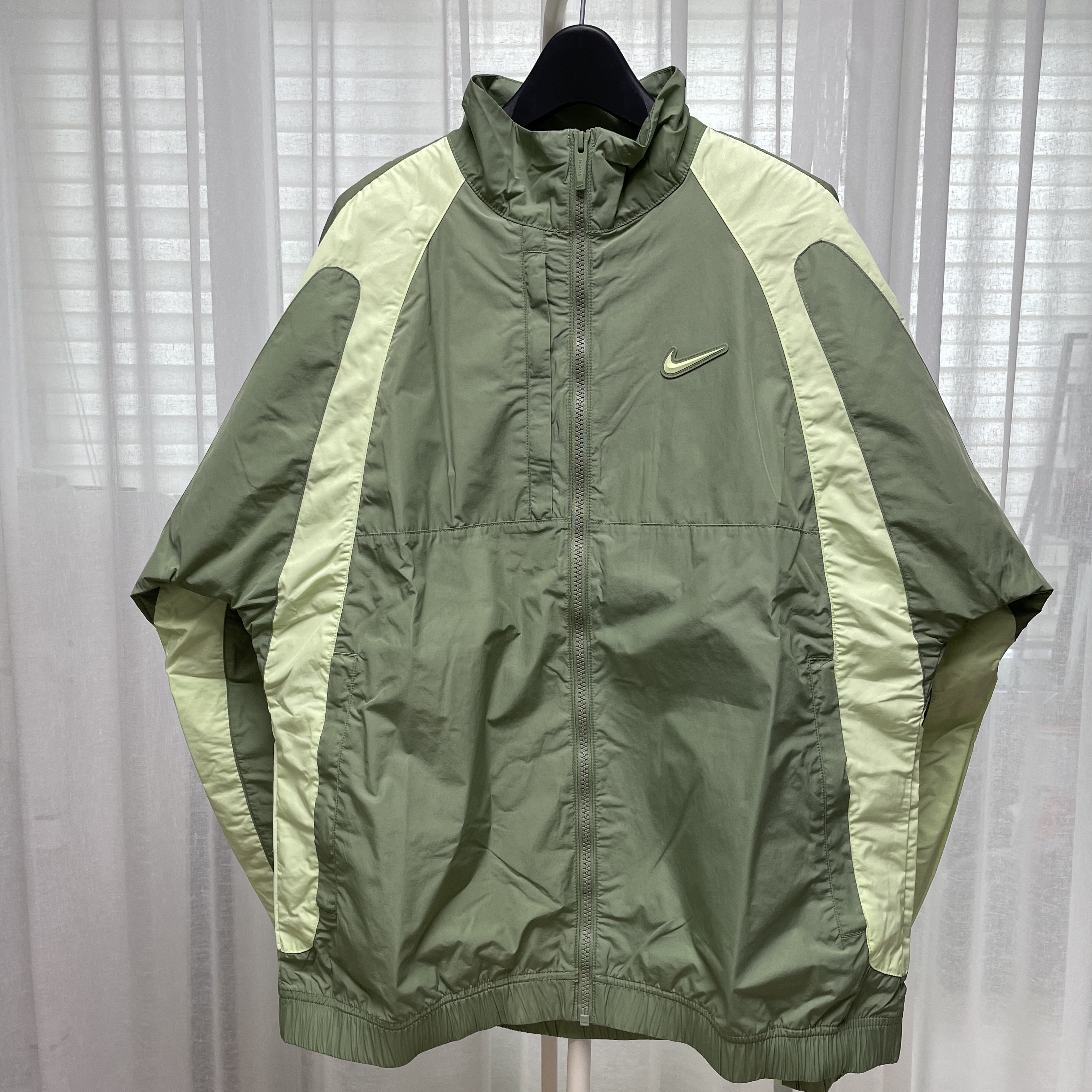 Nike x Drake Nocta Nylon Track Jacket Oil Green (FN7666-386) 착용 스타일 - 1
