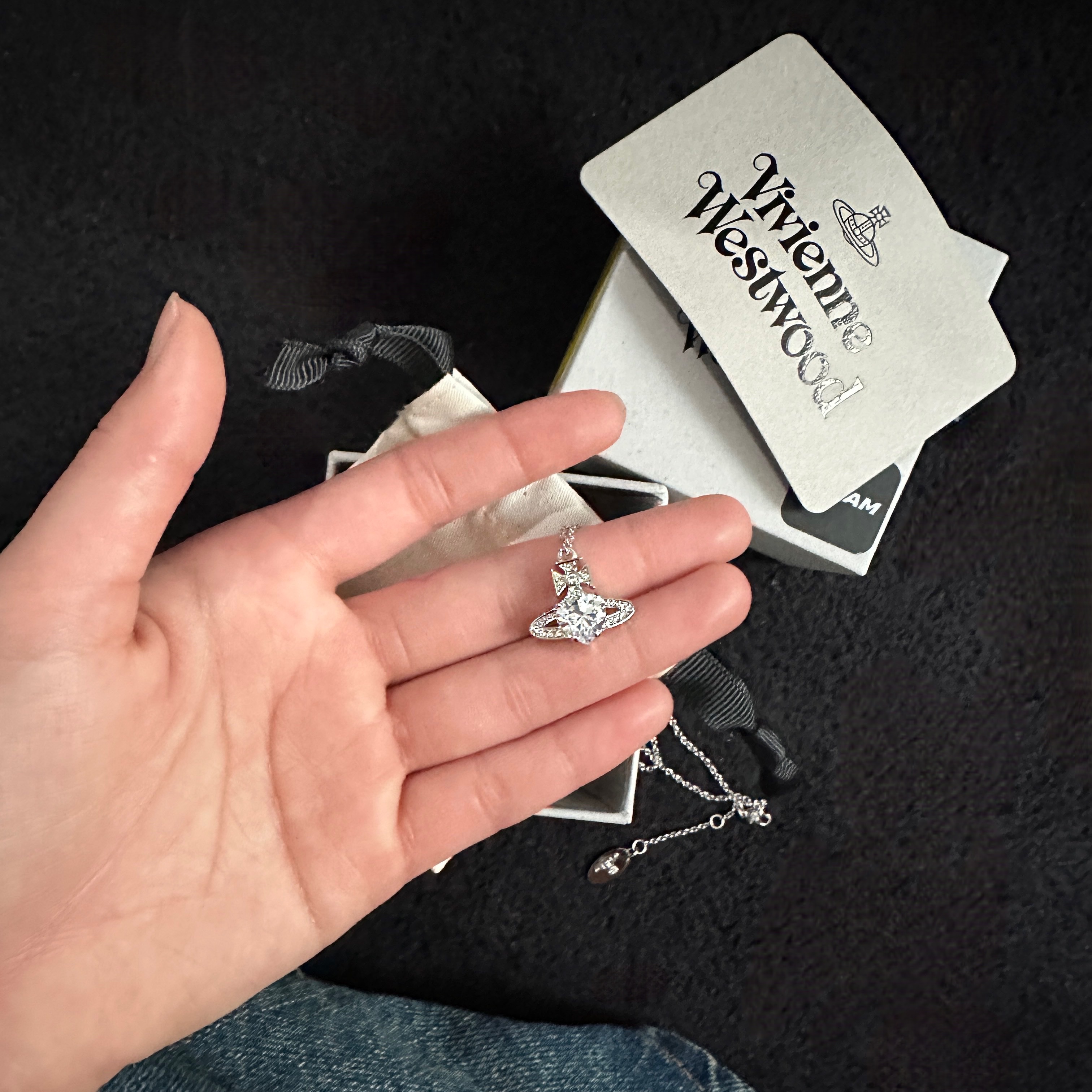 Vivienne Westwood Ariella Pendant Platinum 착용 스타일 - 4