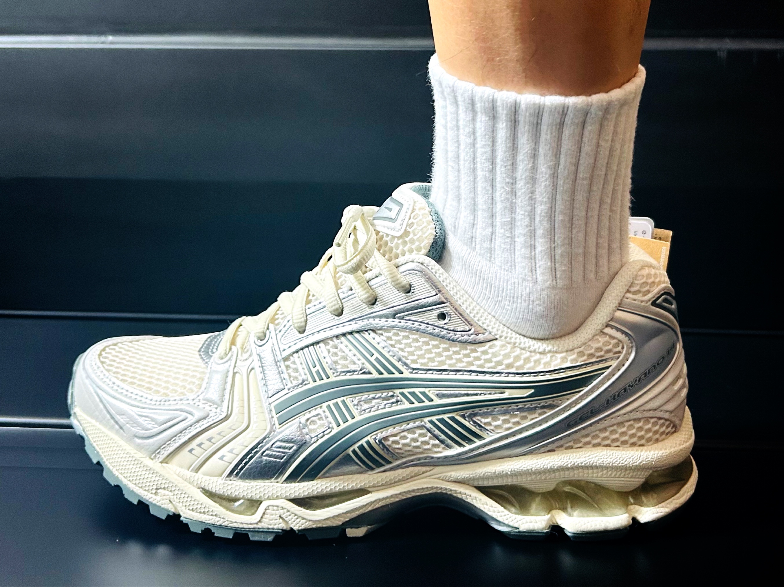 Asics Gel-Kayano 14 Birch Dark Pewter 착용 스타일