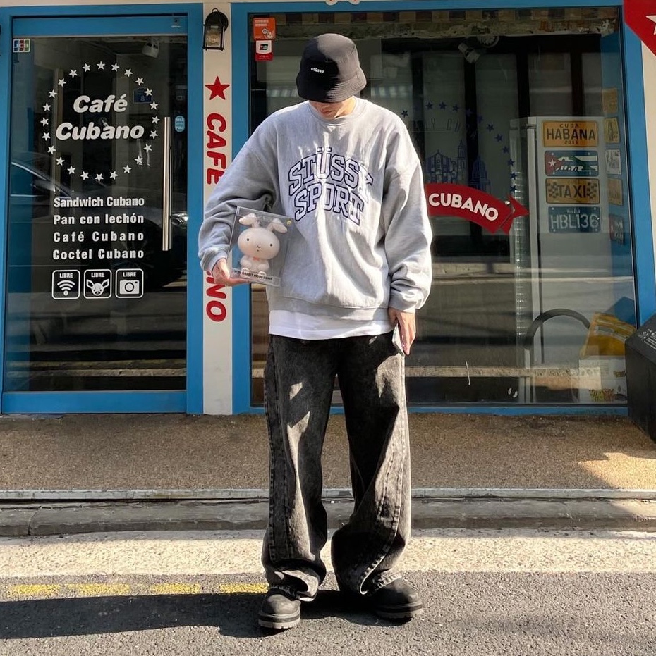 Stussy Relaxed Oversized Crew Grey Heather 착용 스타일 - 1
