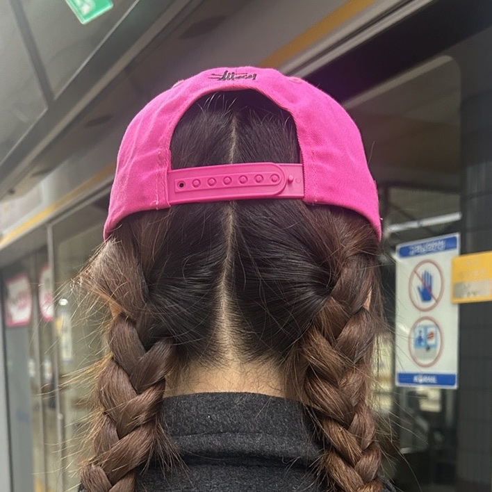 Stussy Low Profile Big Basic Snapback Pink 착용 스타일 - 2