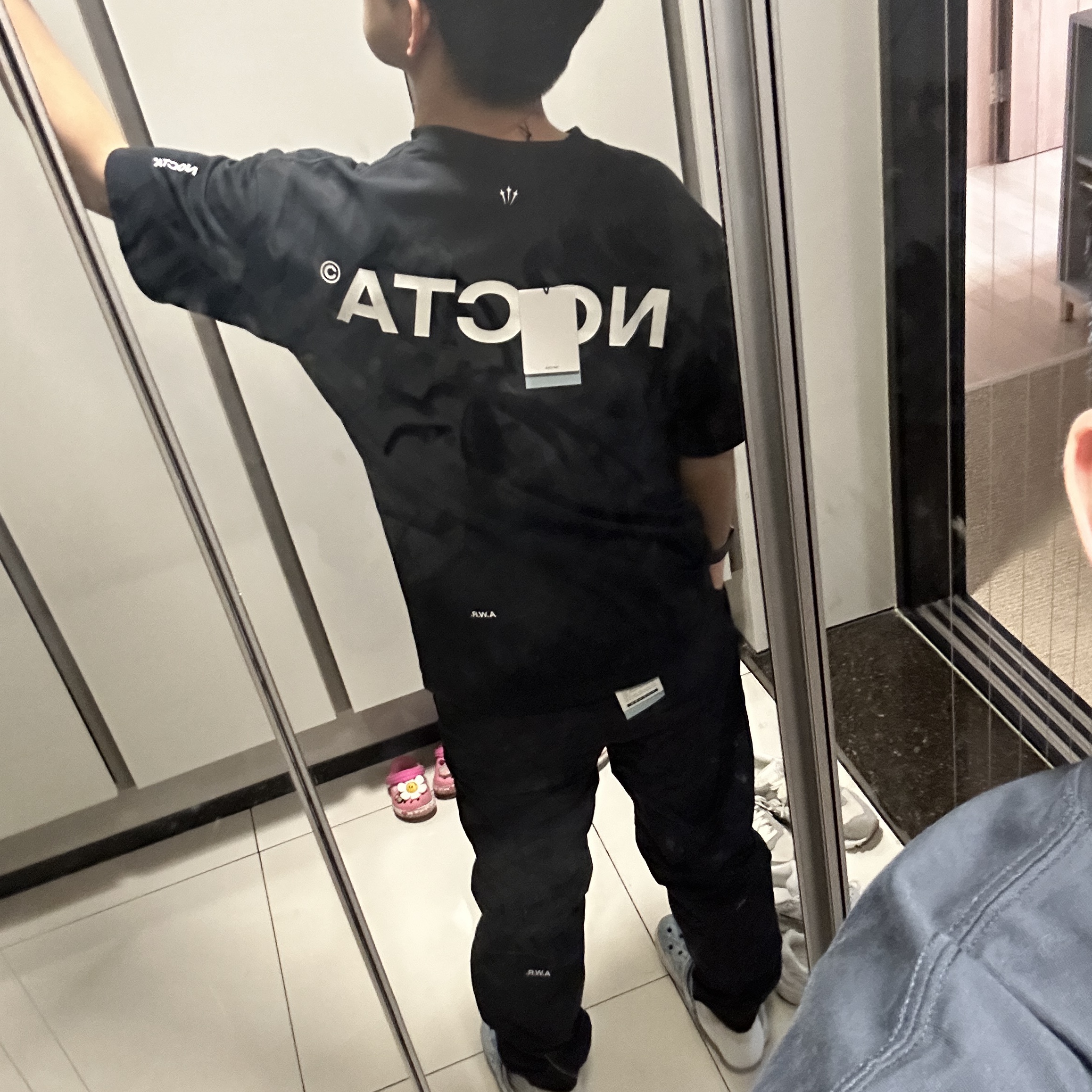 Nike x Drake Nocta Woven Track Pants Black (FN7668-010), Nike x Drake Nocta Max 90 T-Shirt Black (FN7663-010) 착용 스타일 - 2