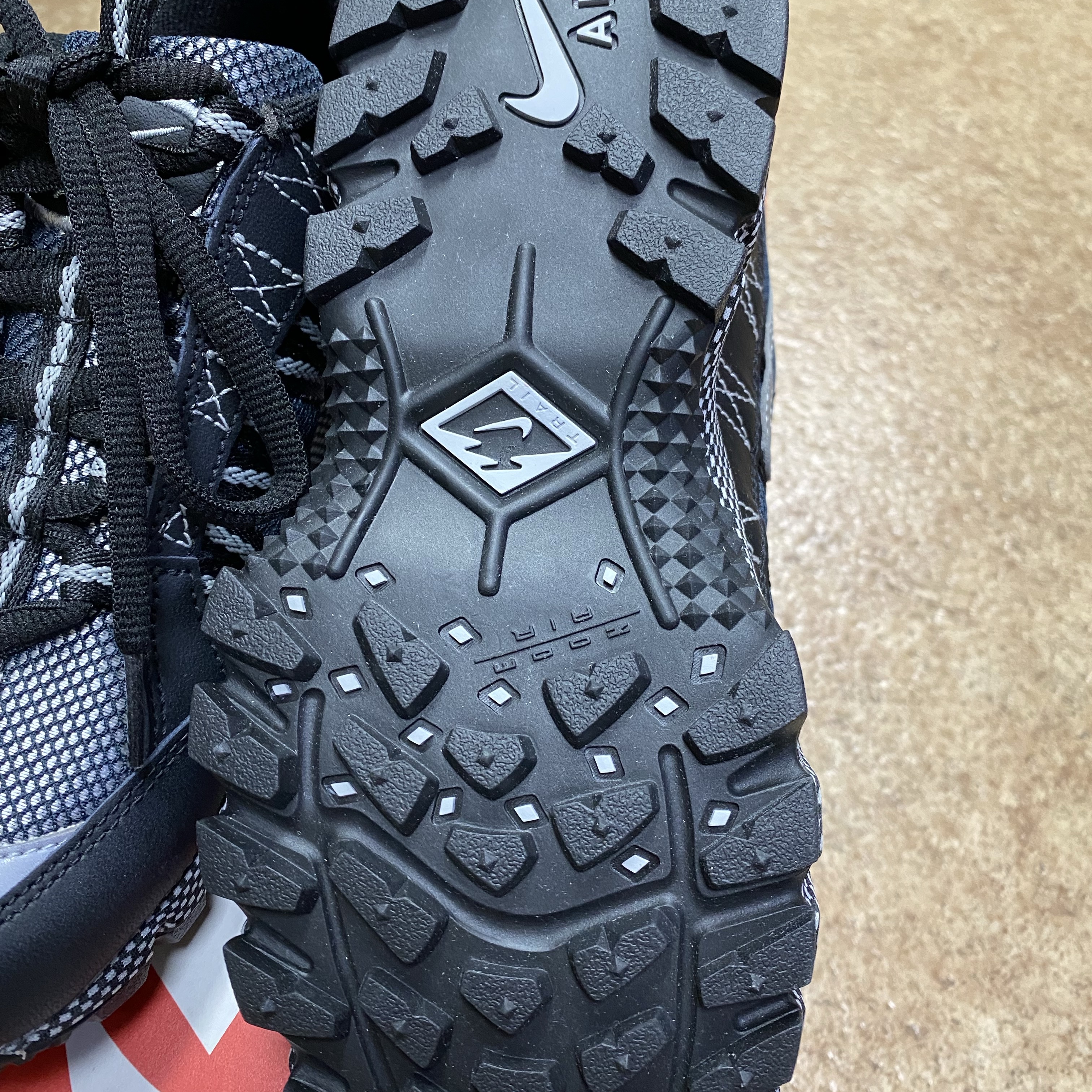 Nike Air Humara Black and Metallic Silver 착용 스타일 - 6